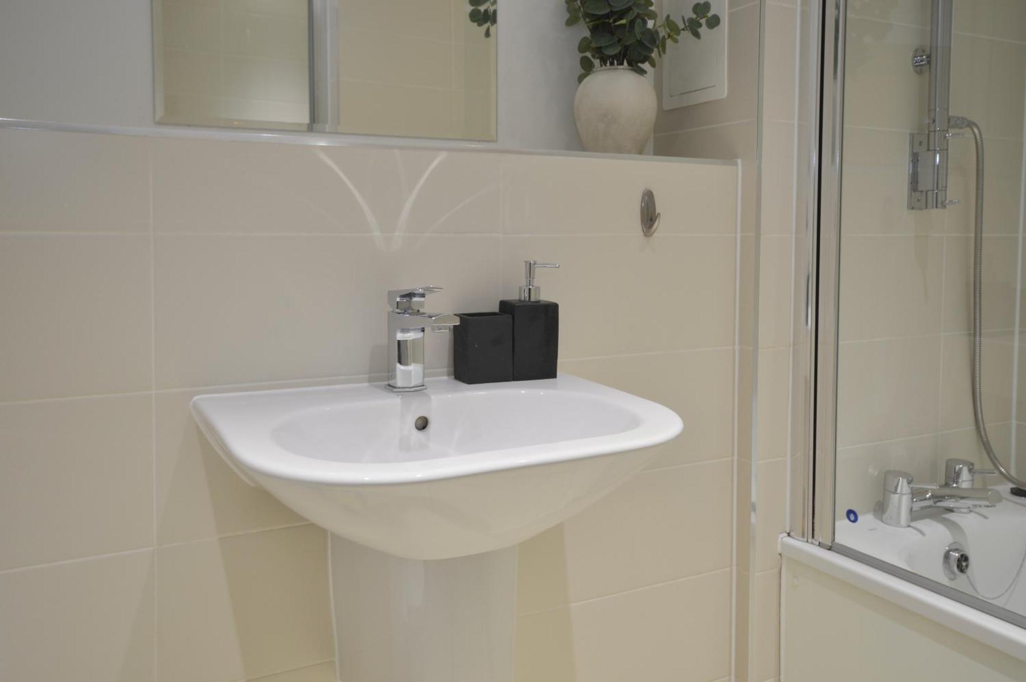 Modern 2 Bedroom Steps From Vauxhall St Apartment London