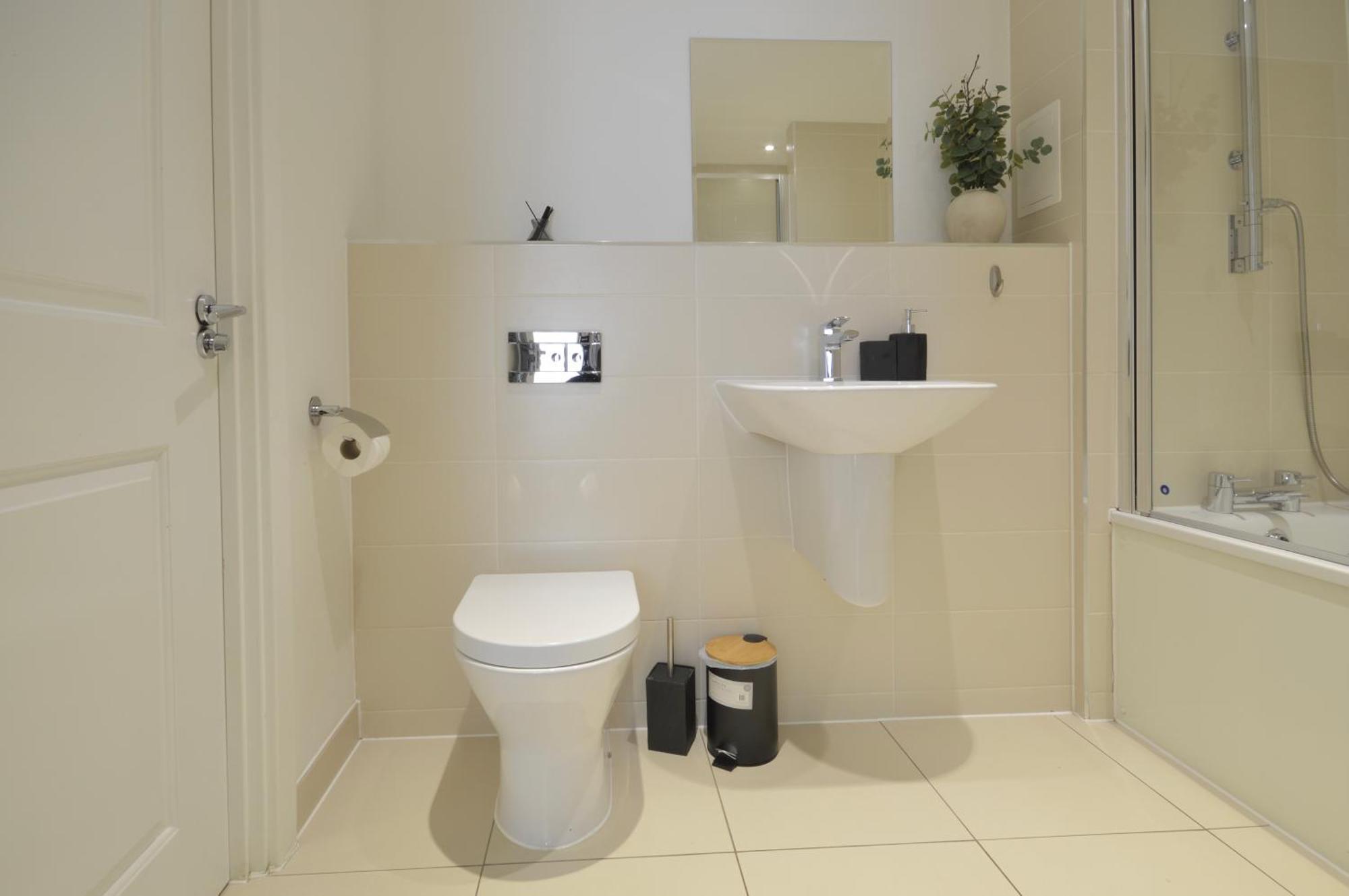 Modern 2 Bedroom Steps From Vauxhall St * London