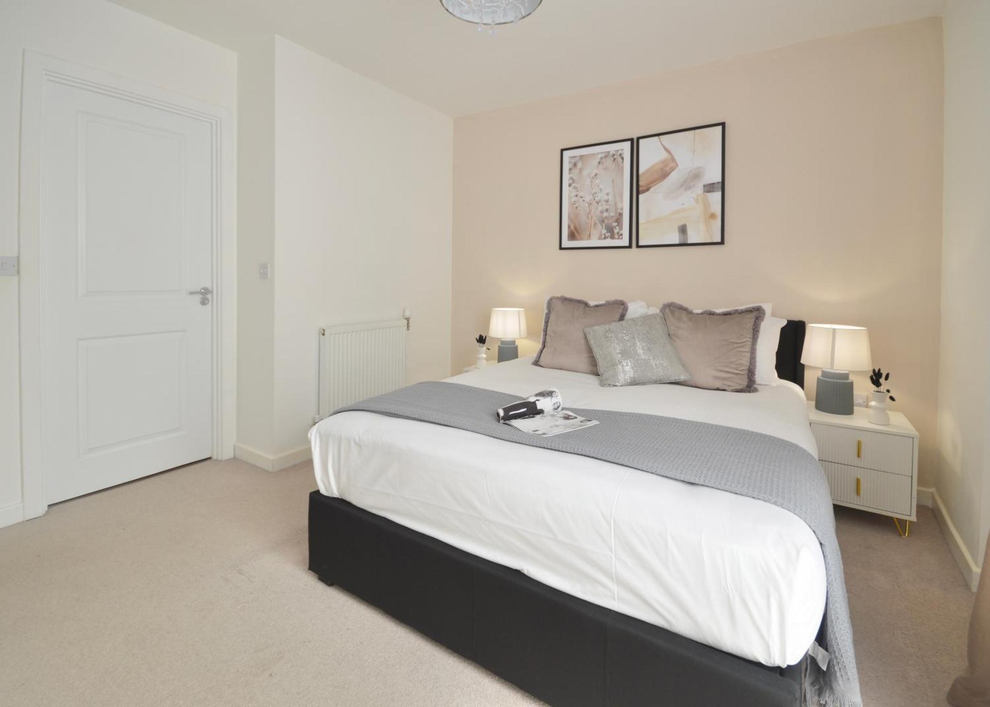 Modern 2 Bedroom Steps From Vauxhall St Apartment