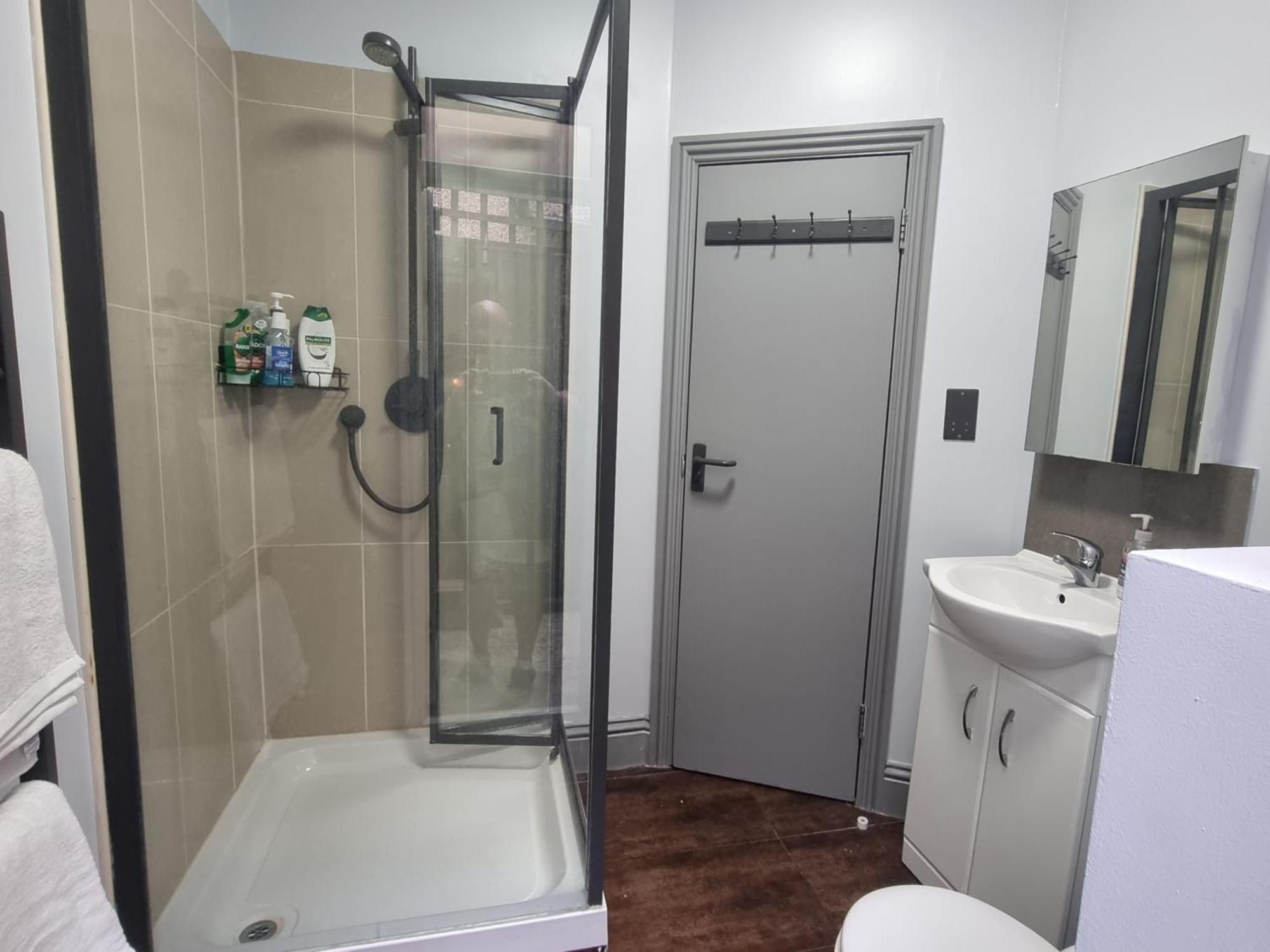 4 Bed With Cinema, F1 Racing Sim, 1 Gb Internet, Bbq, Garden, 20 Mins London, Parking, Ev Port, Metro 5 Mins Walk Londres