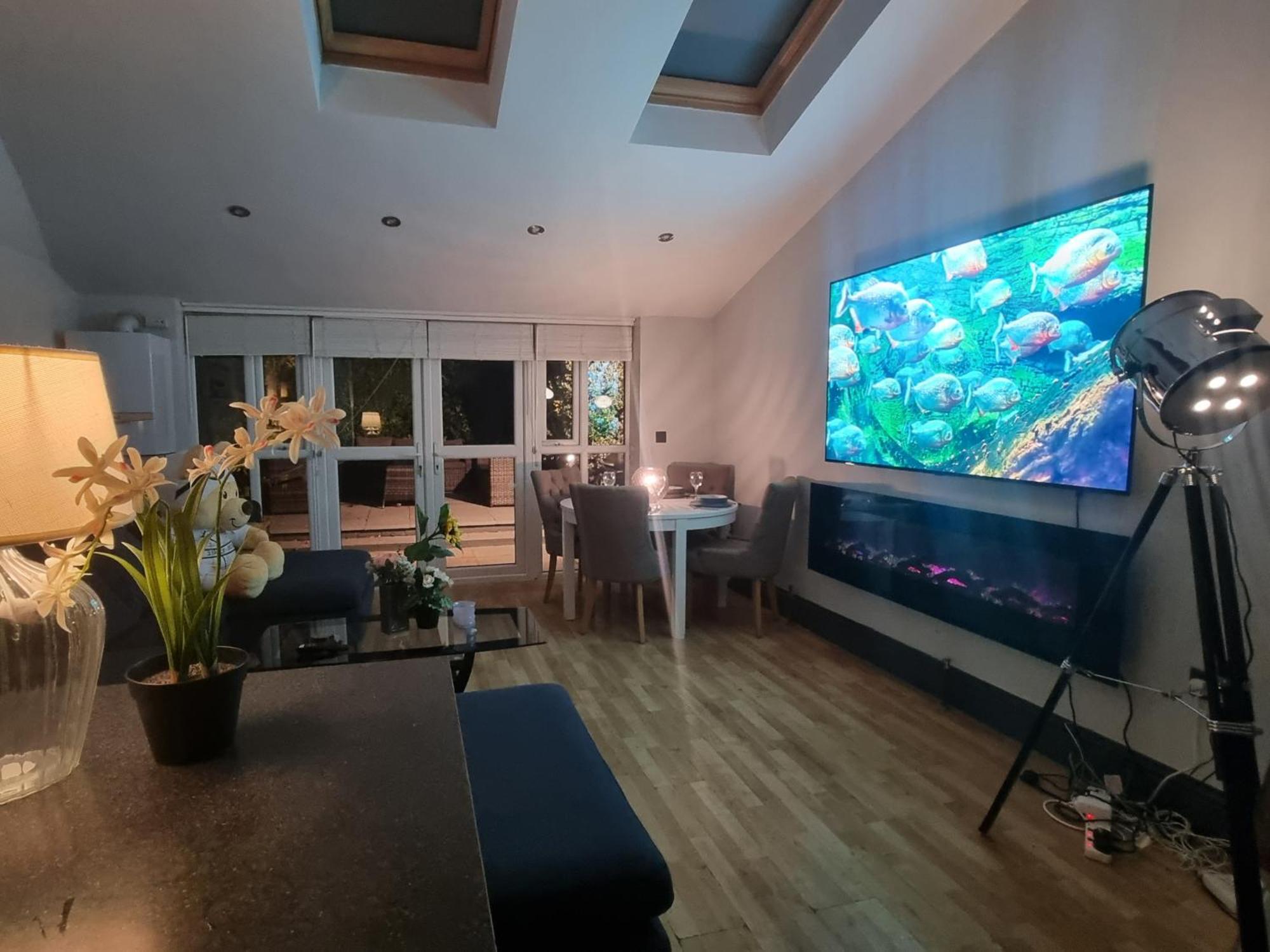 4 Bed With Cinema, F1 Racing Sim, 1 Gb Internet, Bbq, Garden, 20 Mins London, Parking, Ev Port, Metro 5 Mins Walk *