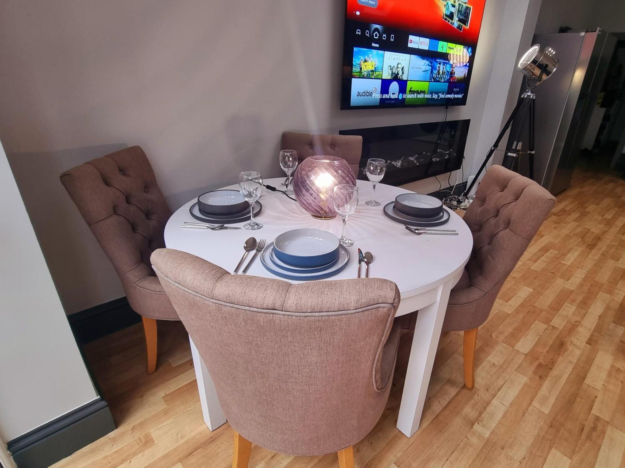 4 Bed With Cinema, F1 Racing Sim, 1 Gb Internet, Bbq, Garden, 20 Mins London, Parking, Ev Port, Metro 5 Mins Walk Hébergement de vacances Londres