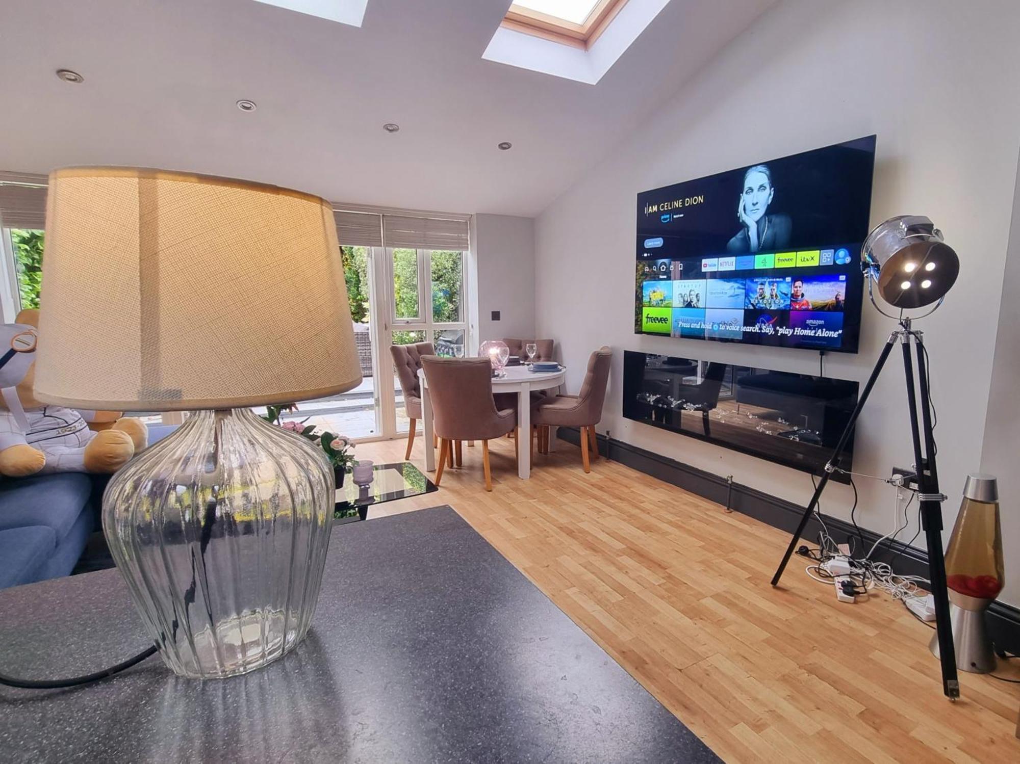 4 Bed With Cinema, F1 Racing Sim, 1 Gb Internet, Bbq, Garden, 20 Mins London, Parking, Ev Port, Metro 5 Mins Walk Hébergement de vacances *