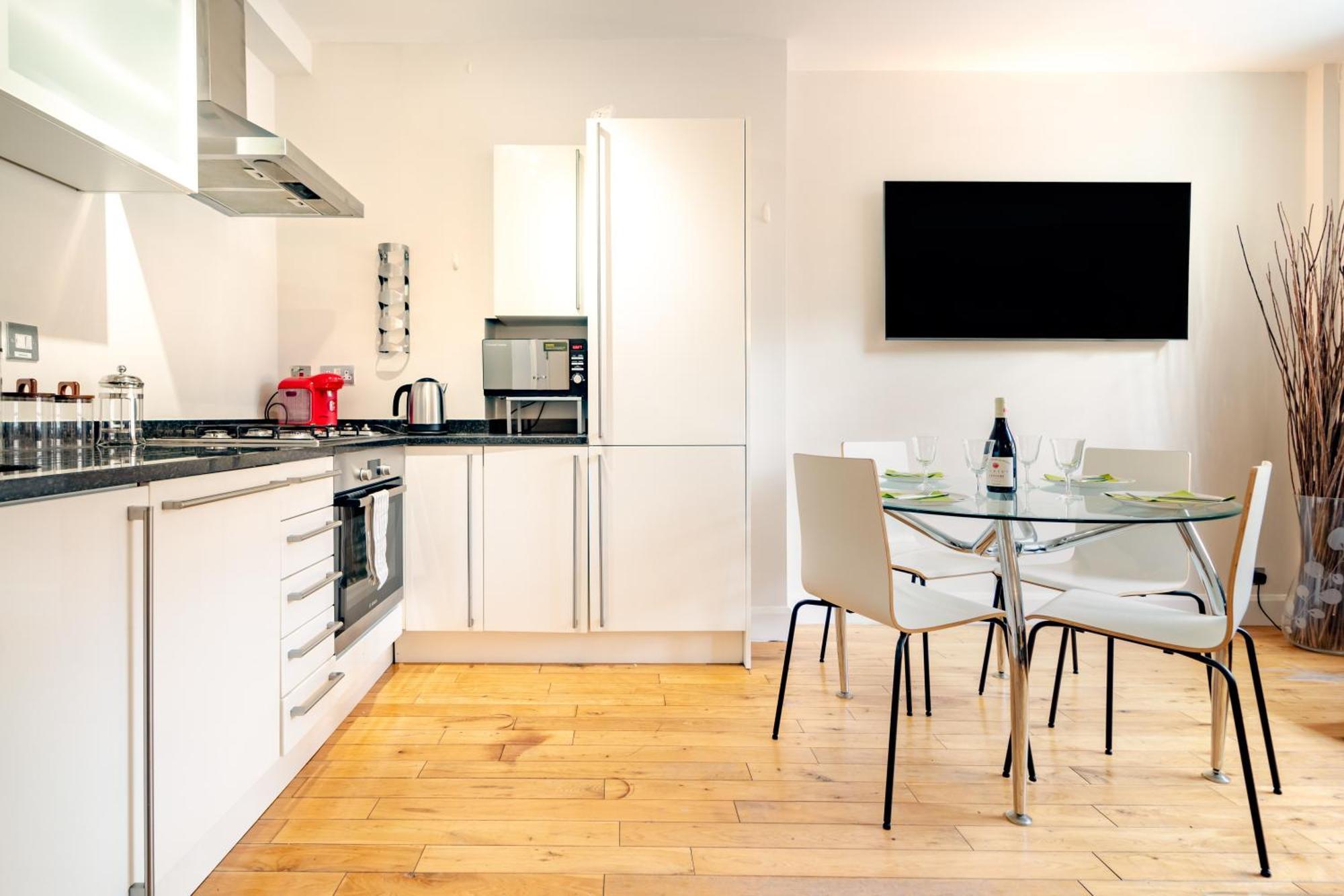 Spacious With A Balcony In Prime Location In Farringdon * London