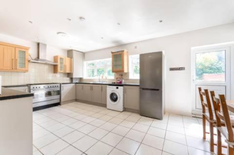 Modern Spacious 4-bed House Apartamento Londres