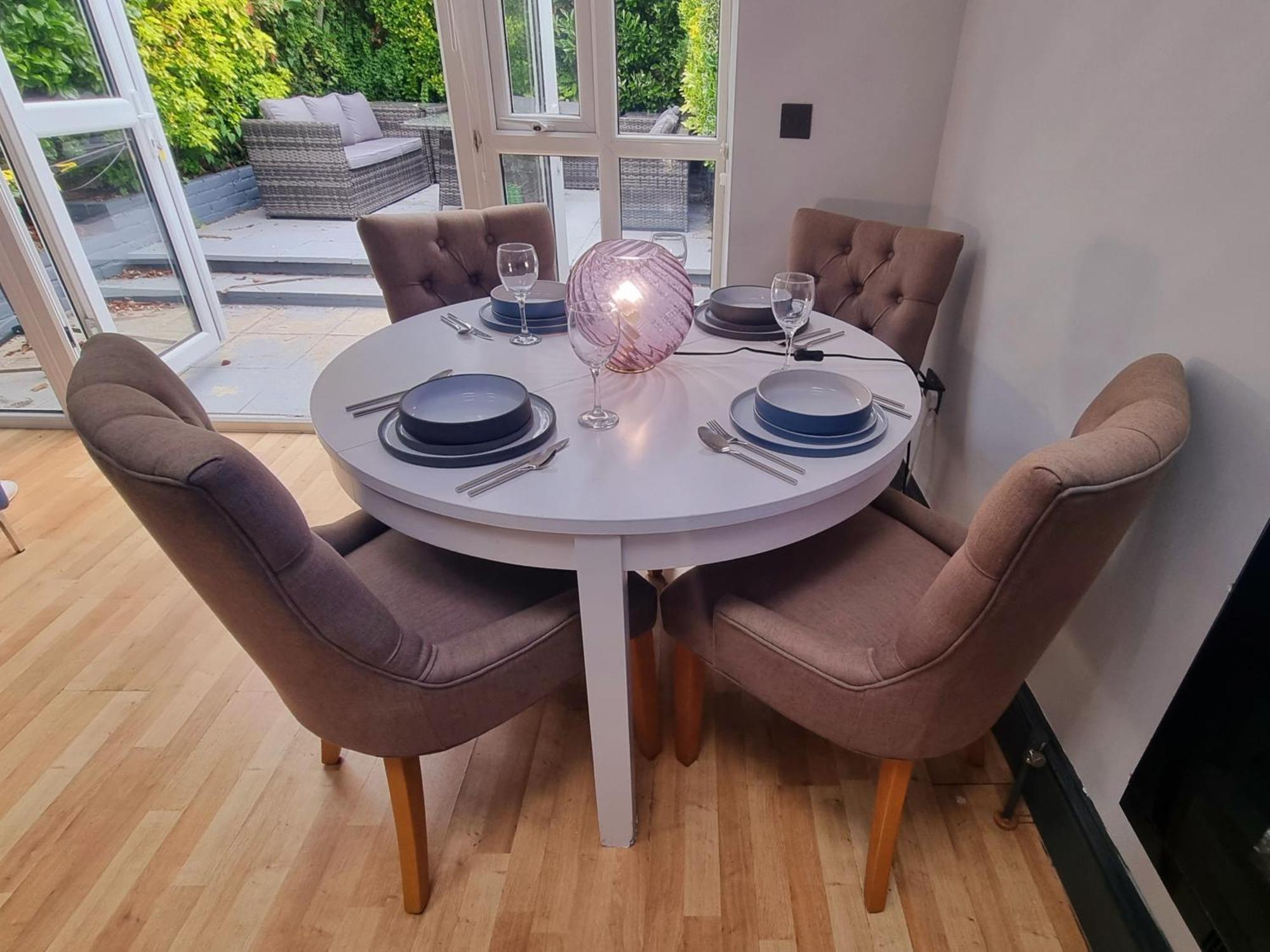 Chic Double Room, 20 Mins To London, Supermarkets, Shops, Bars, Metro Few Mins Walk