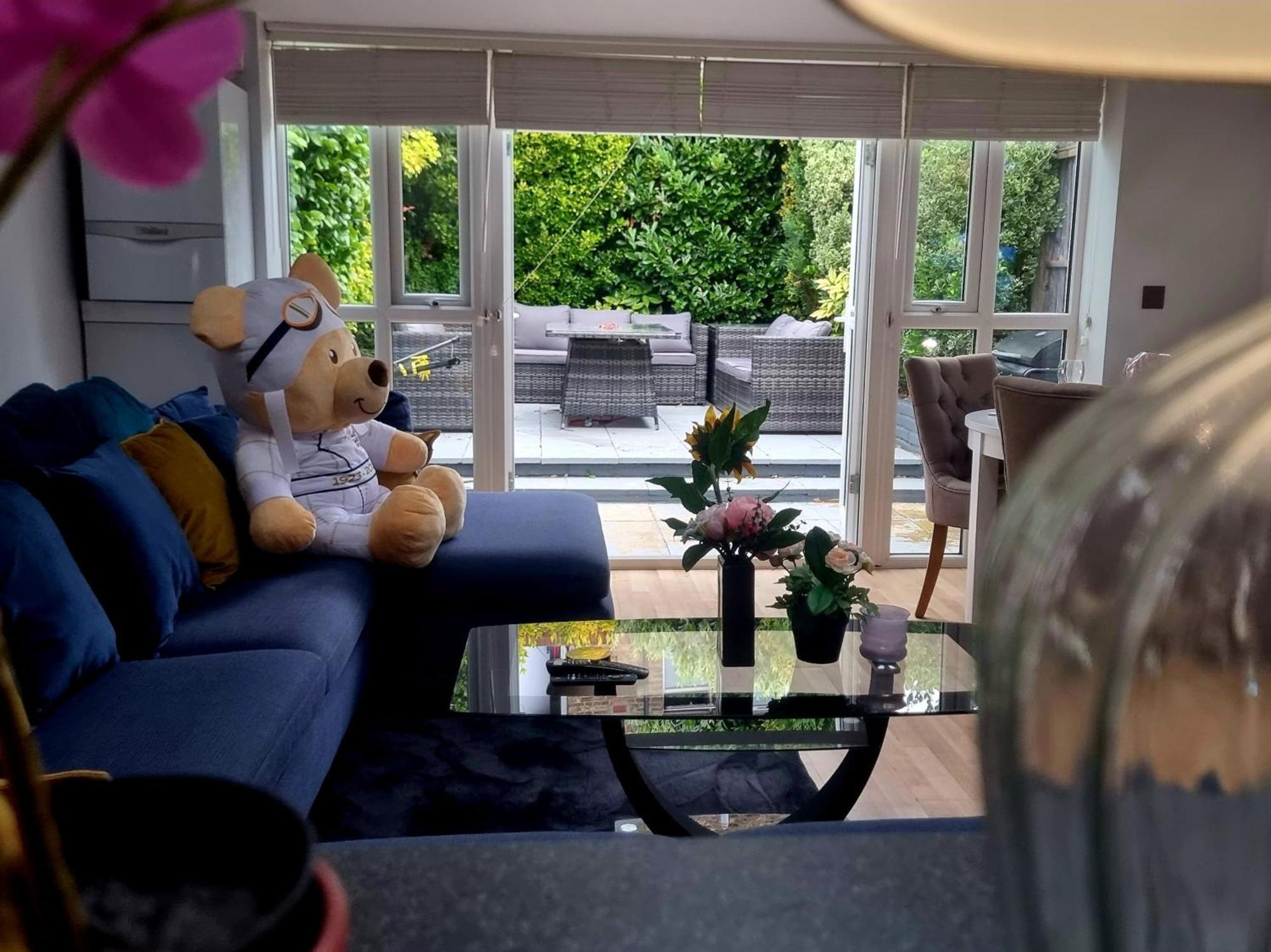 Chic Double Room, 20 Mins To London, Supermarkets, Shops, Bars, Metro Few Mins Walk * Londres