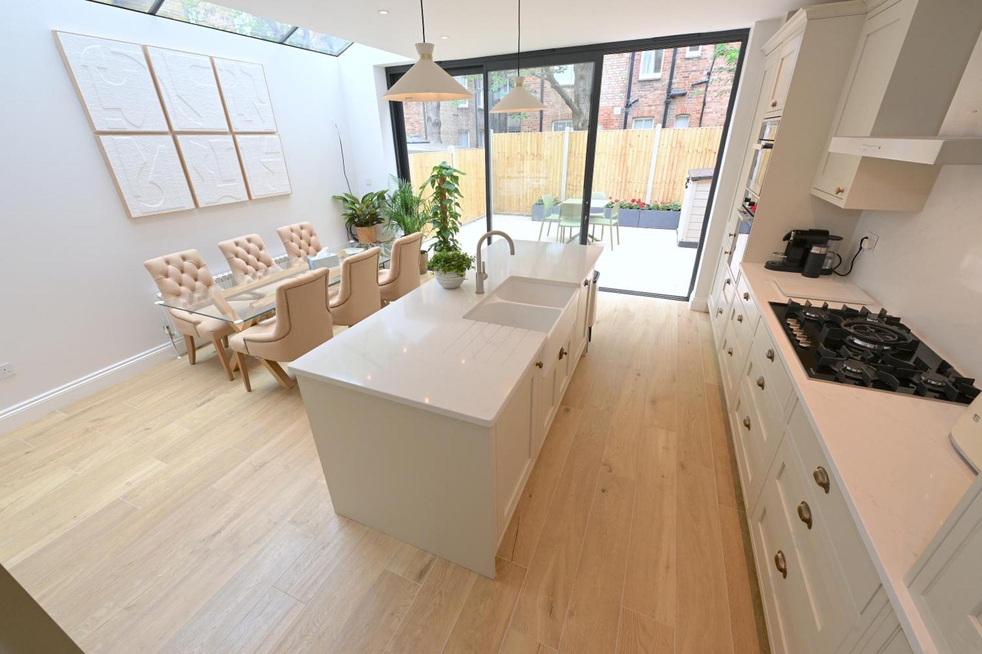 Stylish & Spacious 4 Beds House London