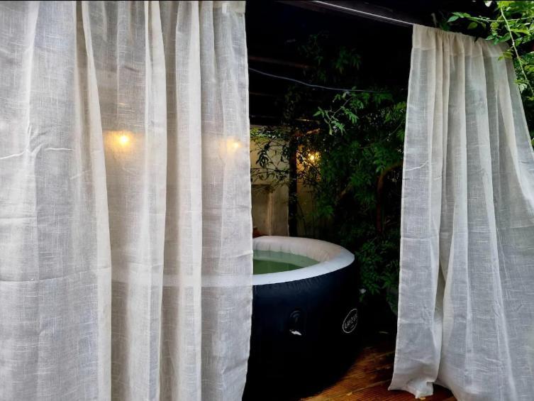 Live In Garden Hut Cinema With Hot Tub * Londres