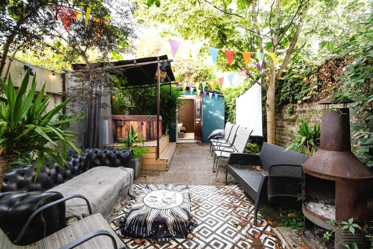 Live In Garden Hut Cinema With Hot Tub Séjour chez l'habitant
