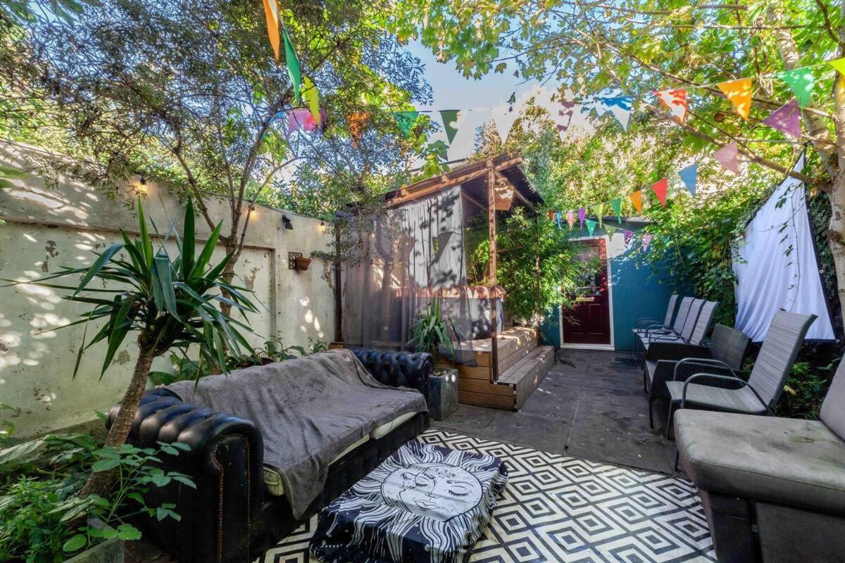 Live In Garden Hut Cinema With Hot Tub Séjour chez l'habitant