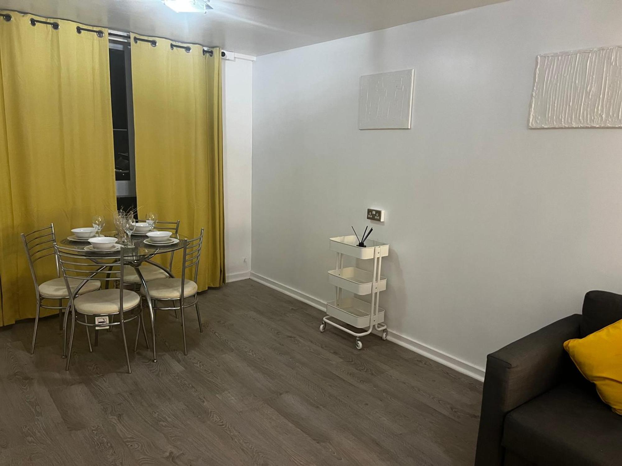 Stylish Near Excel London- Sleeps 4! *