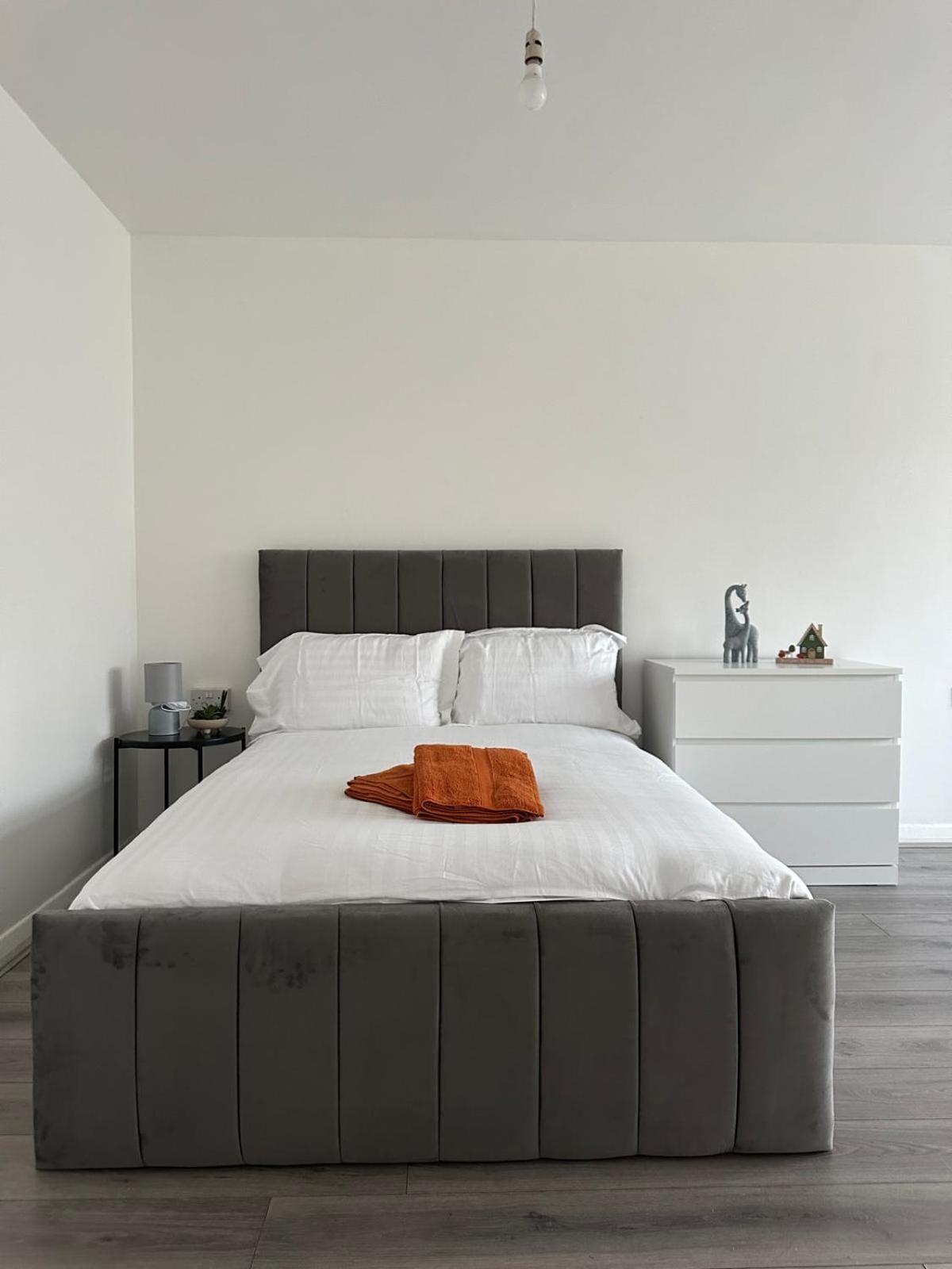 Modern In A 4 Bedroom Flat In London, Shared Bathroom! Homestay London