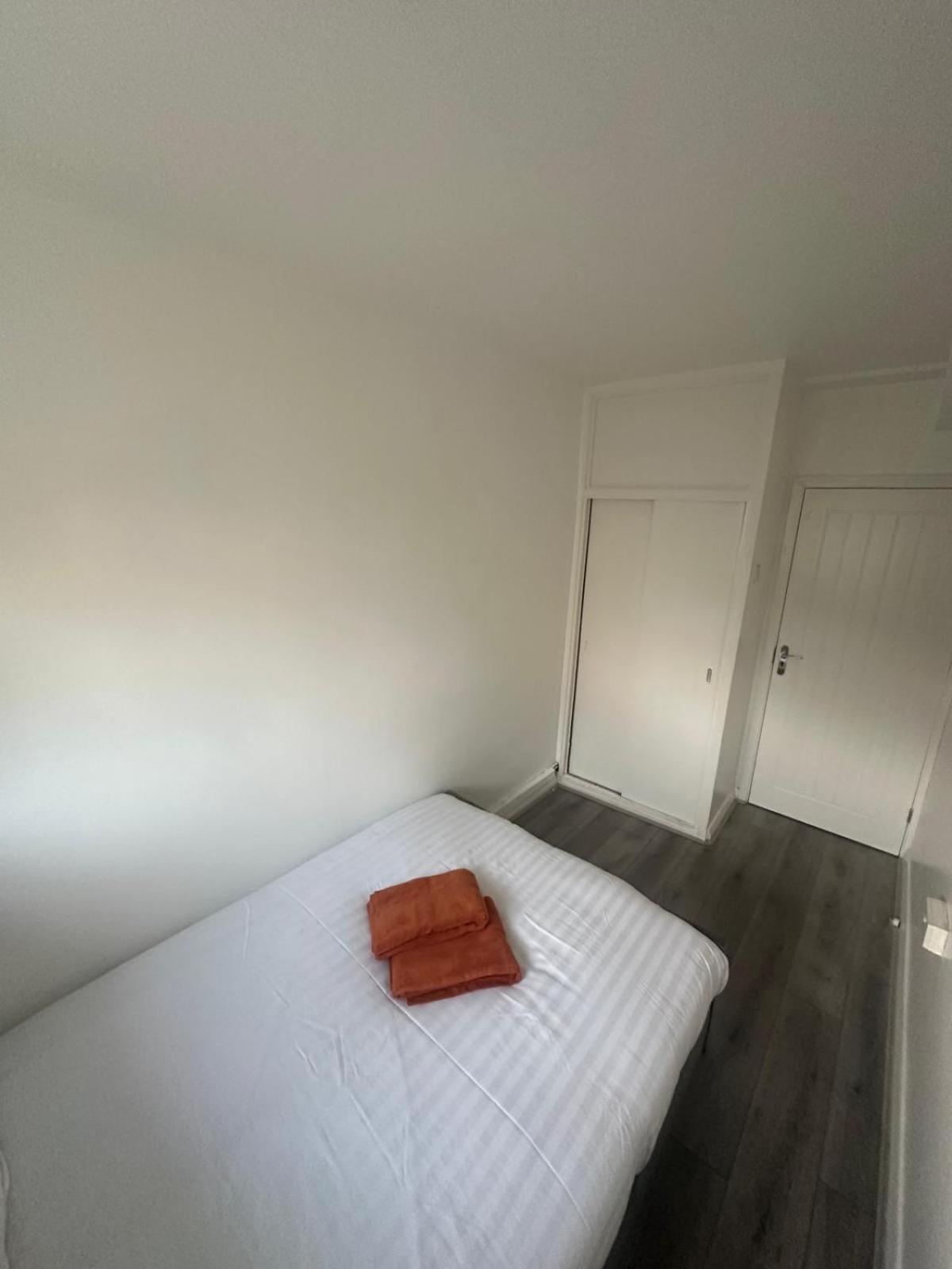 Modern In A 4 Bedroom Flat In London, Shared Bathroom! Homestay