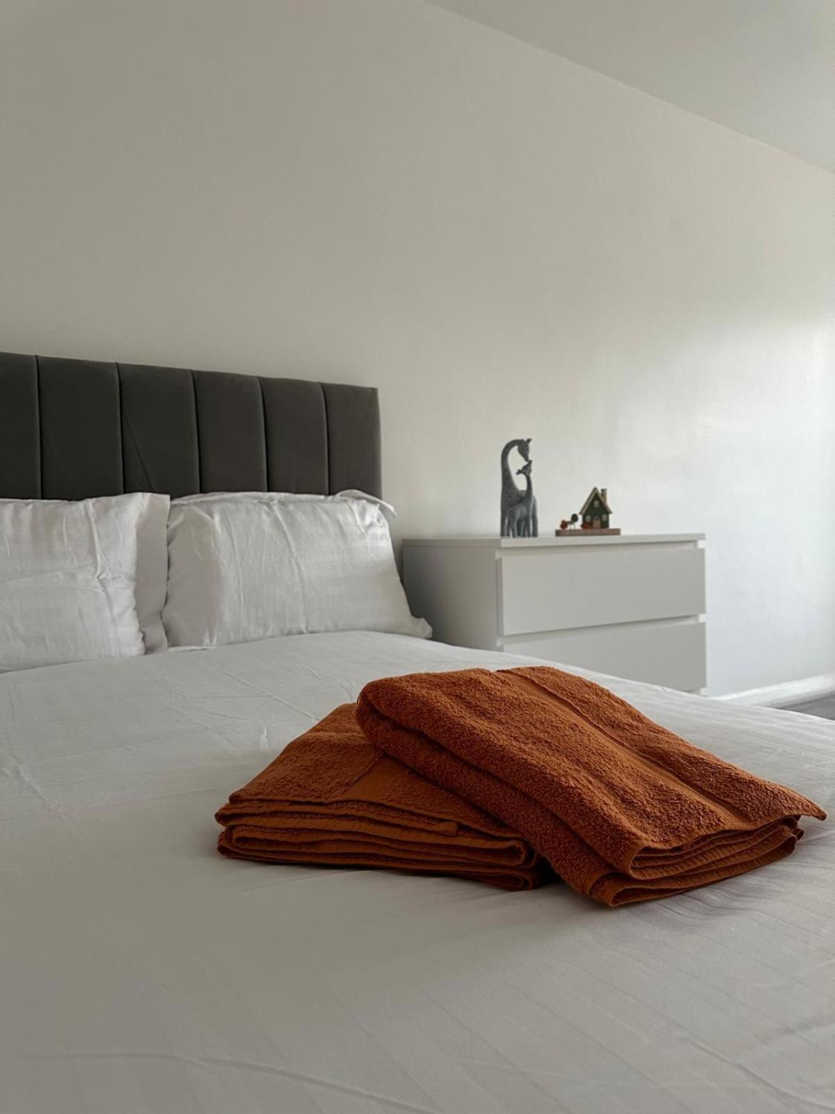 Modern In A 4 Bedroom Flat In London, Shared Bathroom! Homestay