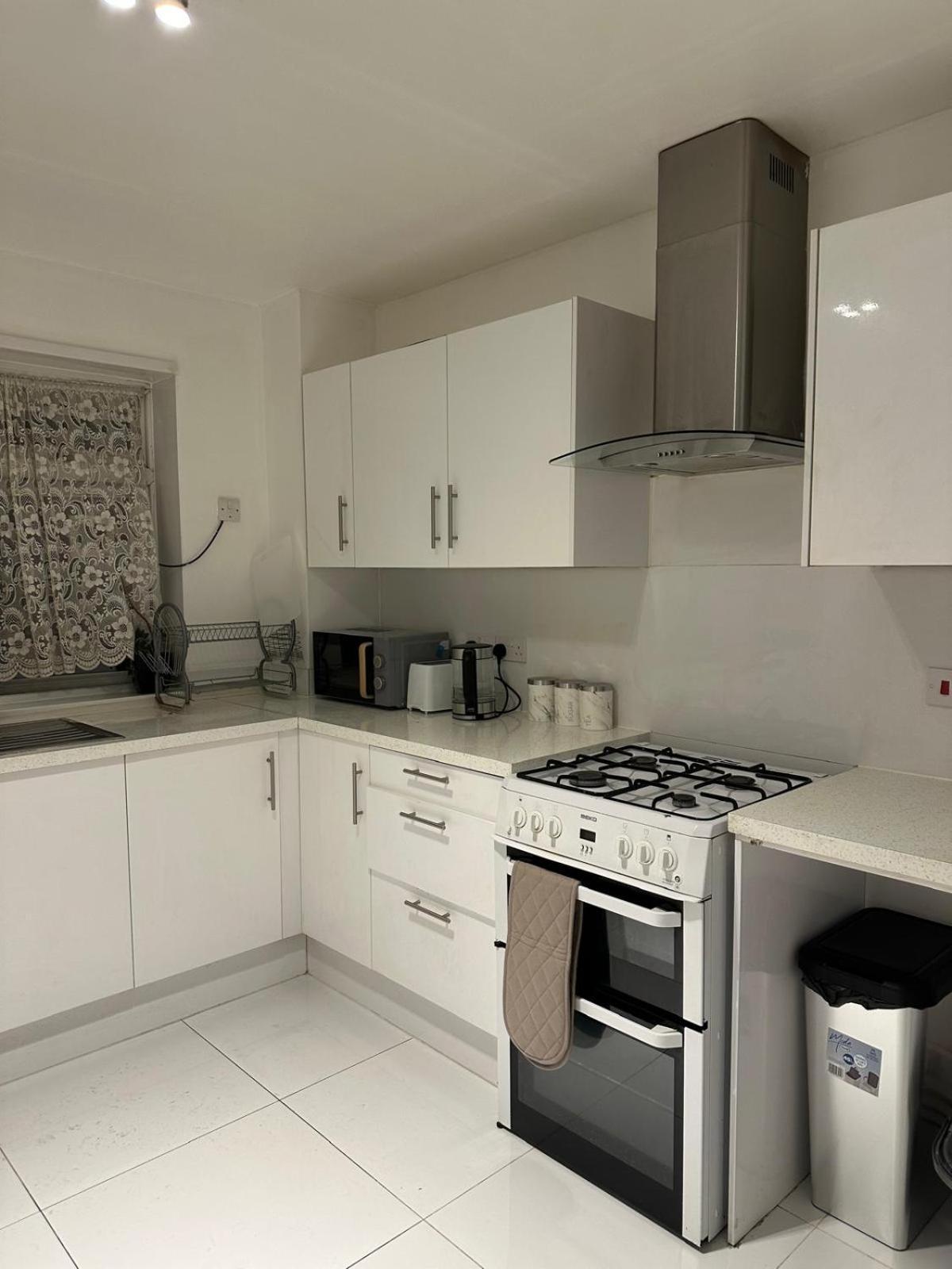 Modern In A 4 Bedroom Flat In London, Shared Bathroom! Homestay London