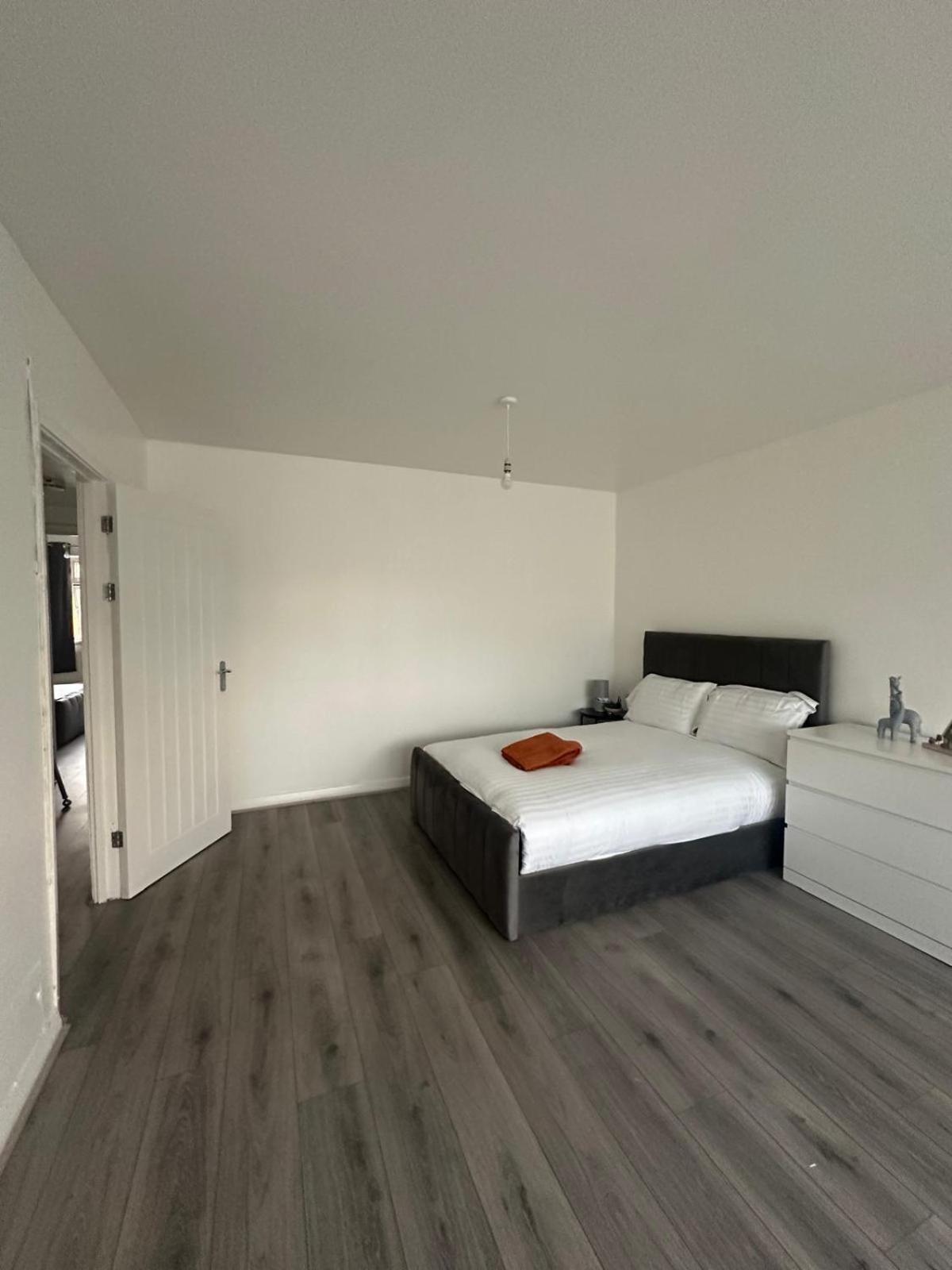 Modern In A 4 Bedroom Flat In London, Shared Bathroom! Homestay