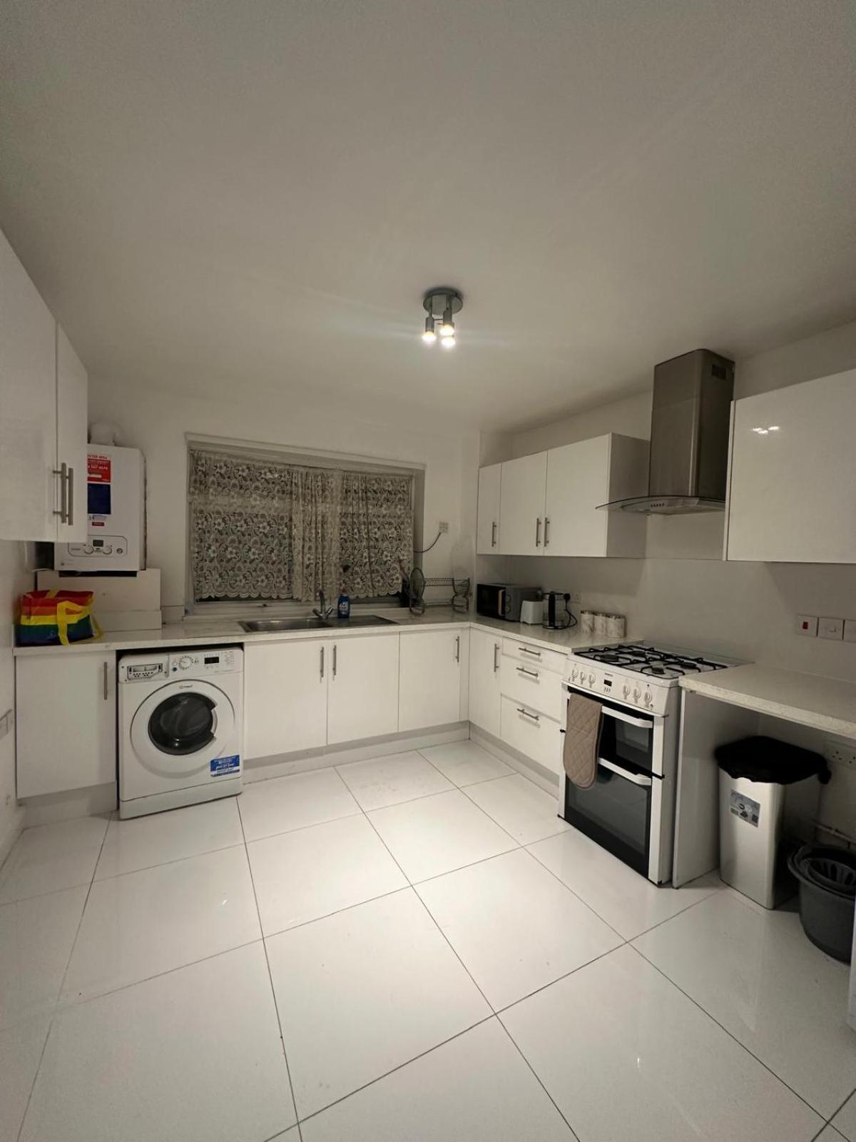 Modern In A 4 Bedroom Flat In London, Shared Bathroom! Homestay *
