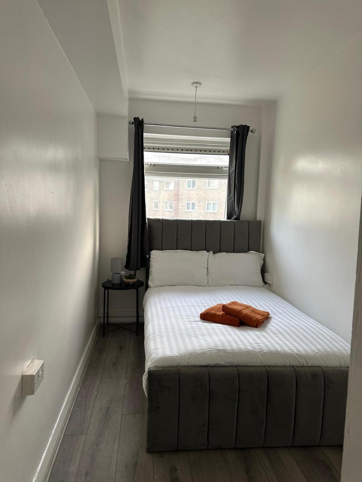 Modern In A 4 Bedroom Flat In London, Shared Bathroom! *