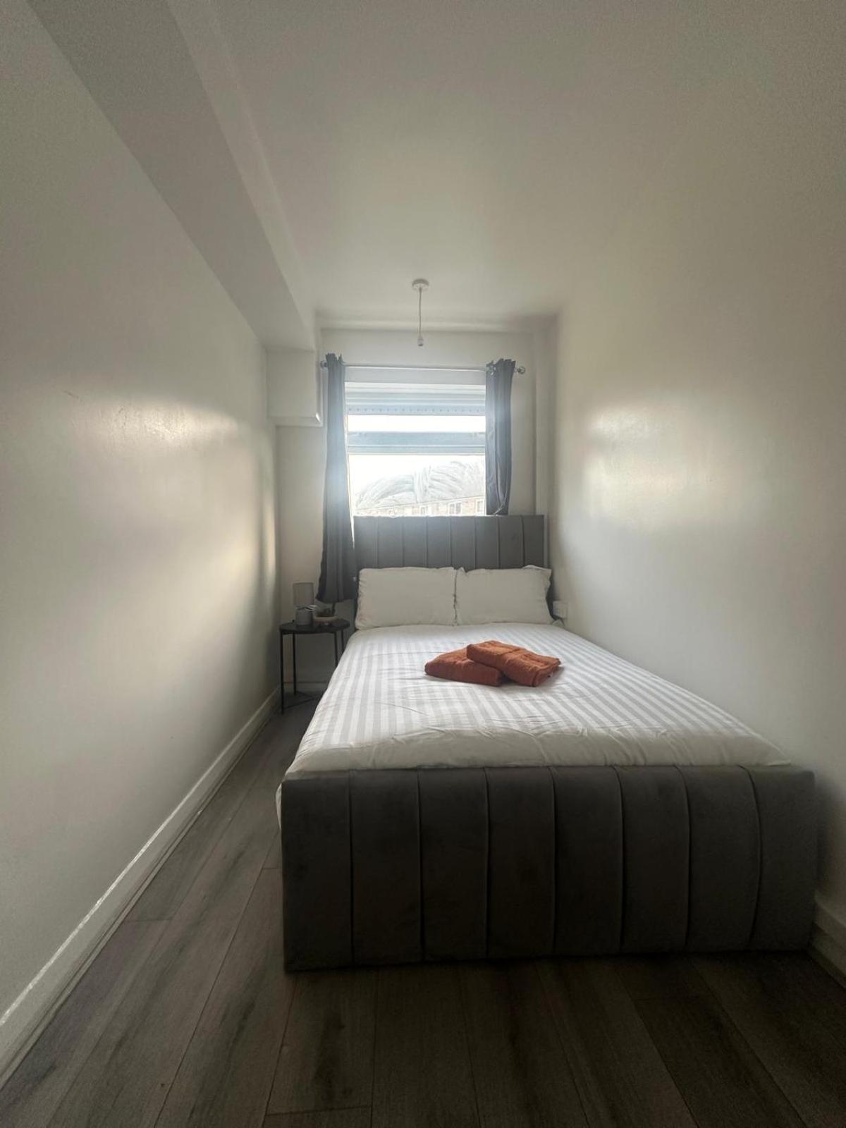 Modern In A 4 Bedroom Flat In London, Shared Bathroom! Homestay *