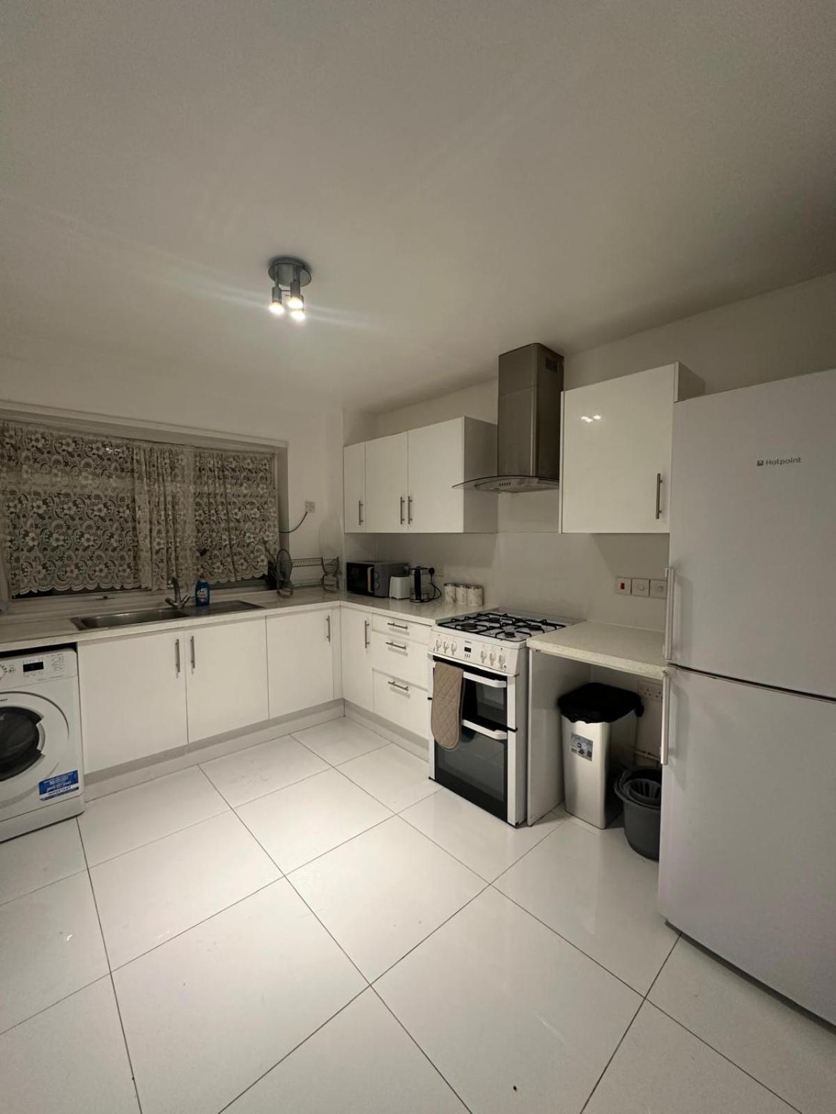 Homestay Modern In A 4 Bedroom Flat In London, Shared Bathroom! London