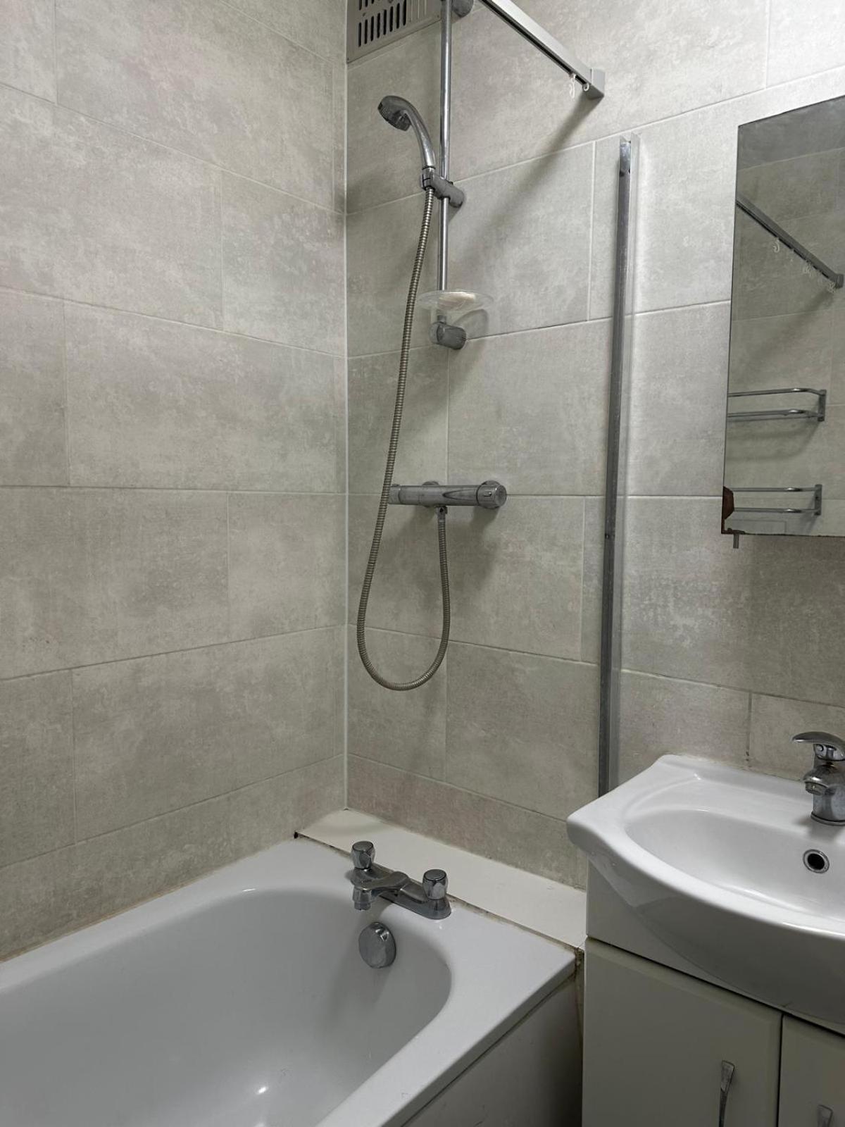 Modern In A 4 Bedroom Flat In London, Shared Bathroom! * London