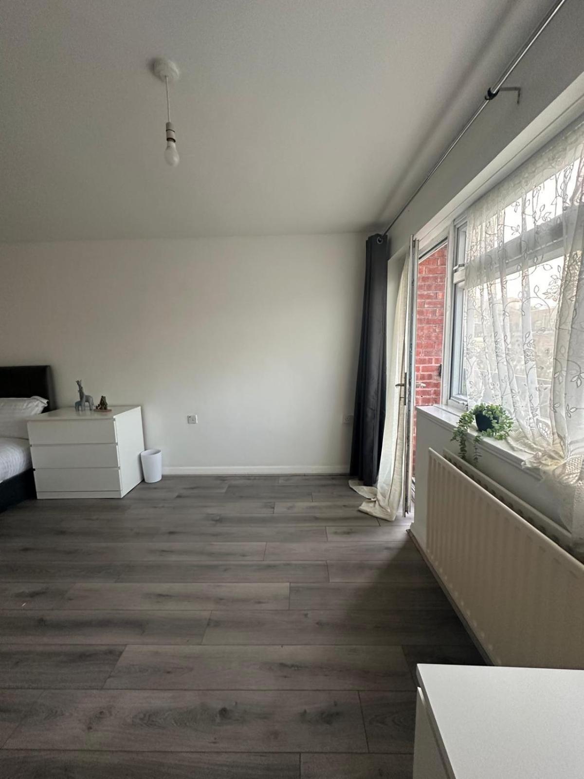 Modern In A 4 Bedroom Flat In London, Shared Bathroom!