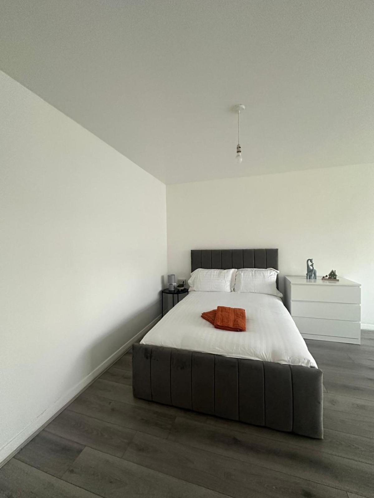 Modern In A 4 Bedroom Flat In London, Shared Bathroom! Homestay *
