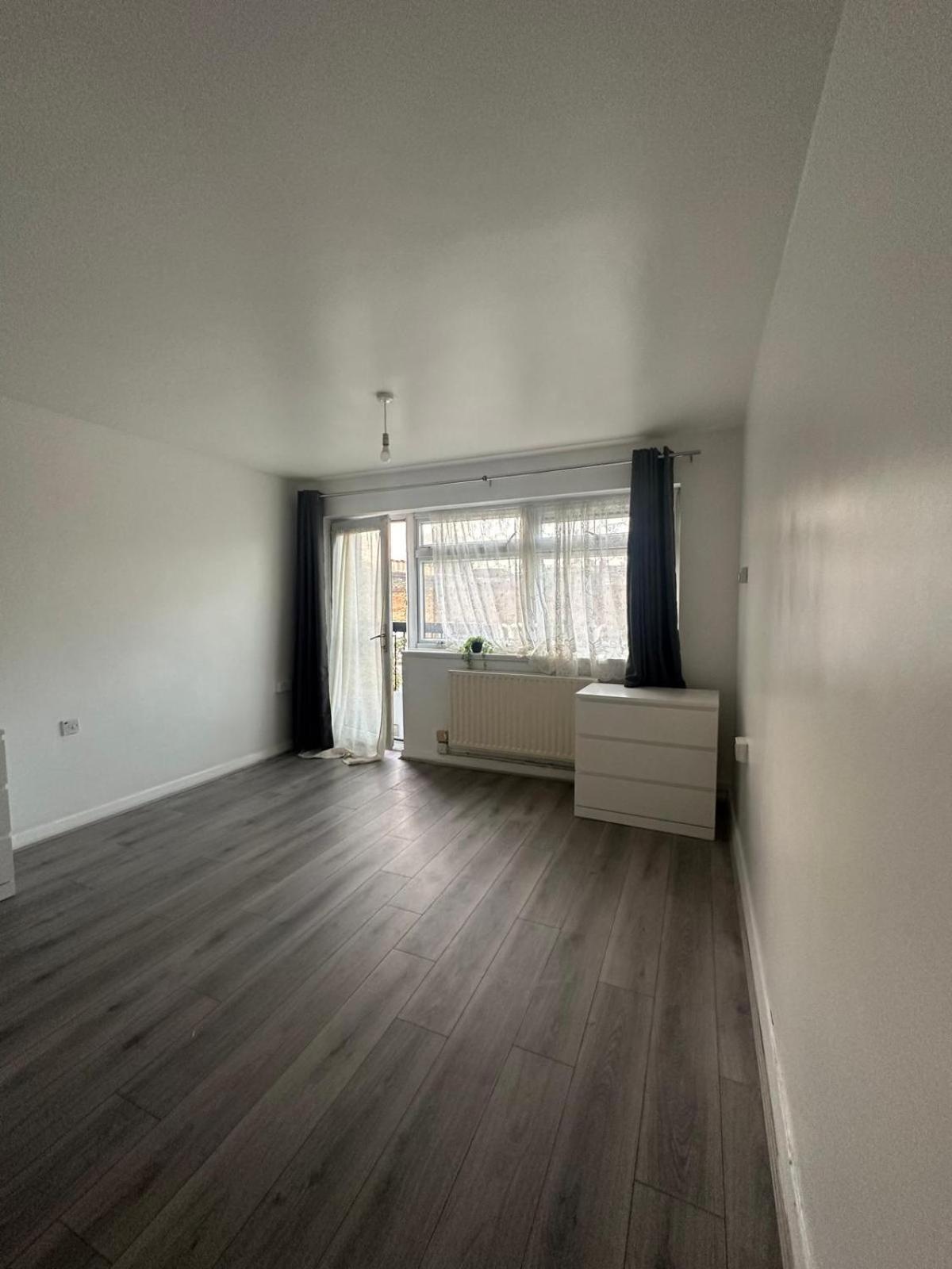 Homestay Modern In A 4 Bedroom Flat In London, Shared Bathroom! *