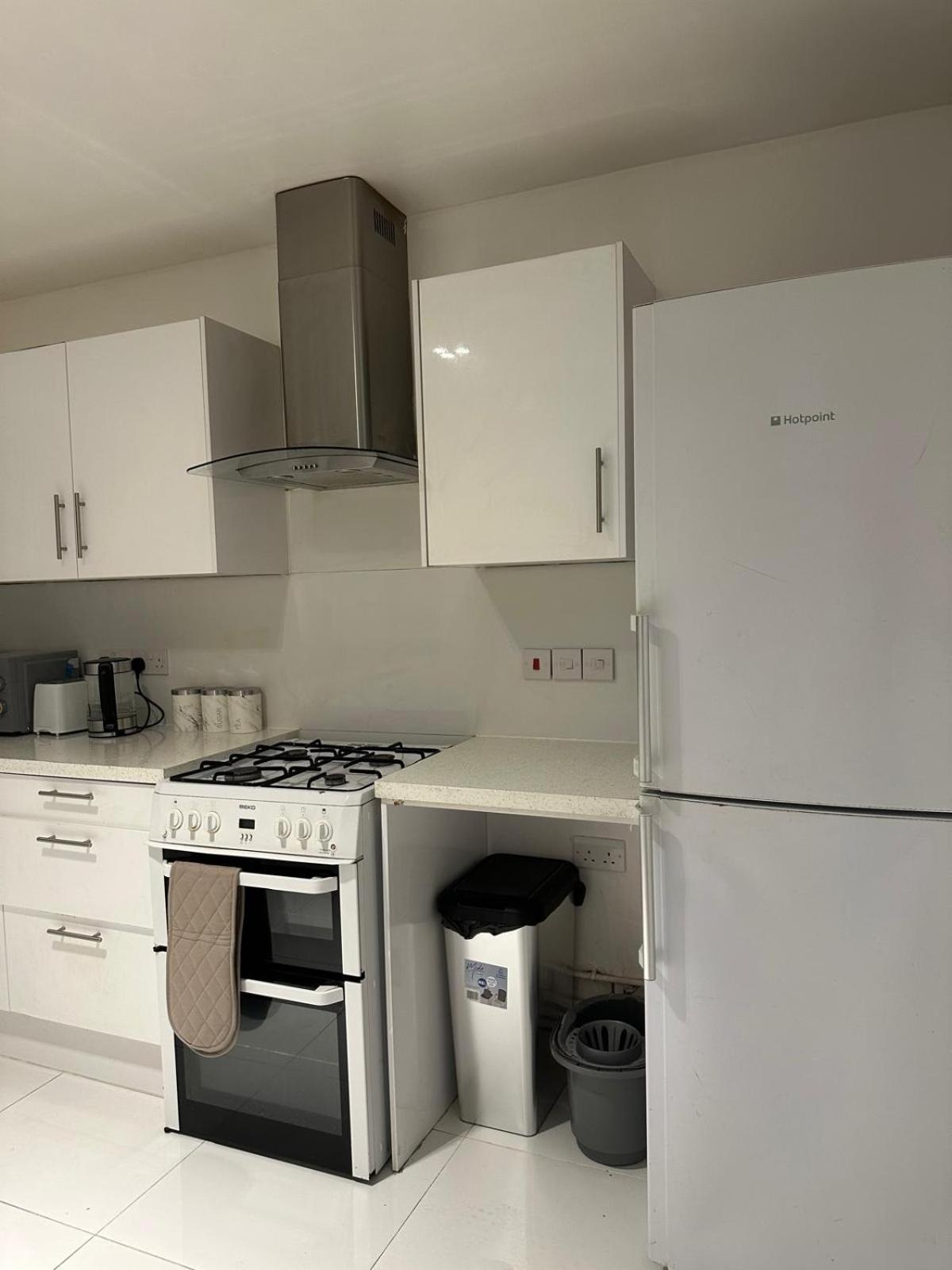 Modern In A 4 Bedroom Flat In London, Shared Bathroom! Homestay London