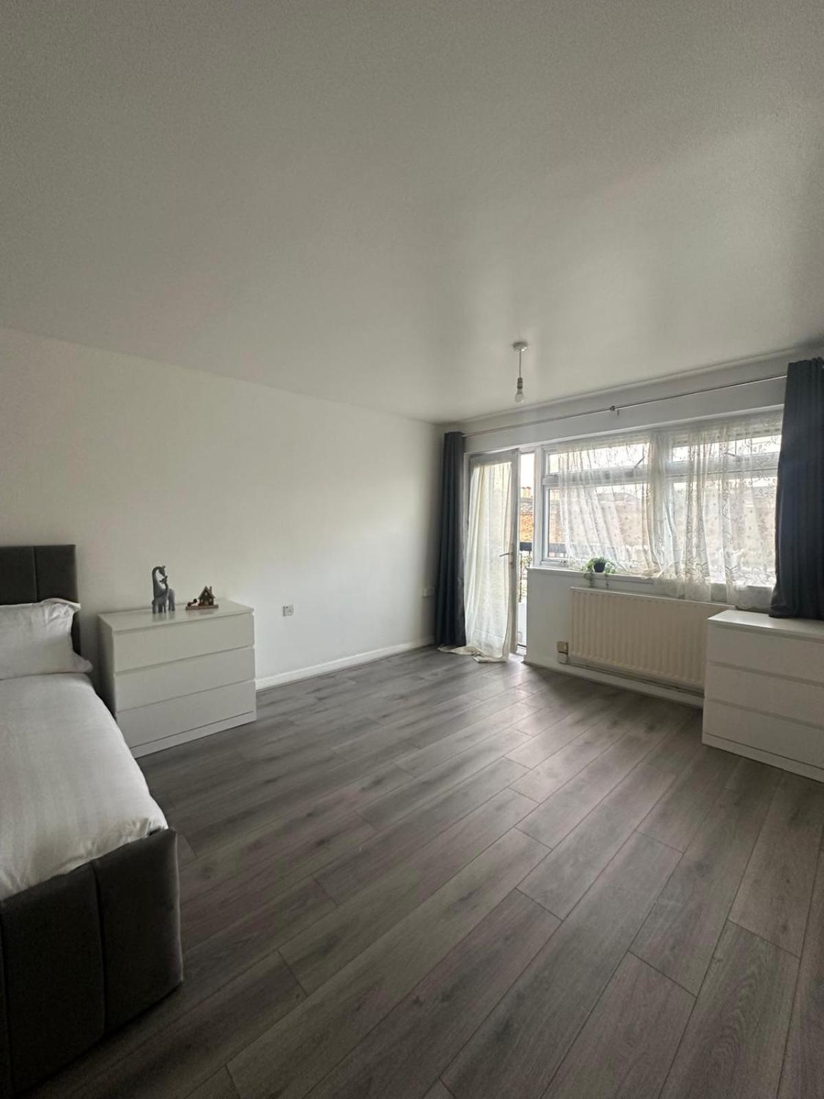 Homestay Modern In A 4 Bedroom Flat In London, Shared Bathroom! London