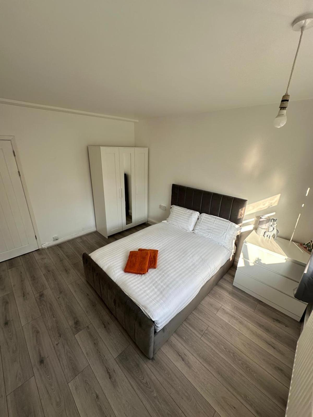 Modern In A 4 Bedroom Flat In London, Shared Bathroom! *
