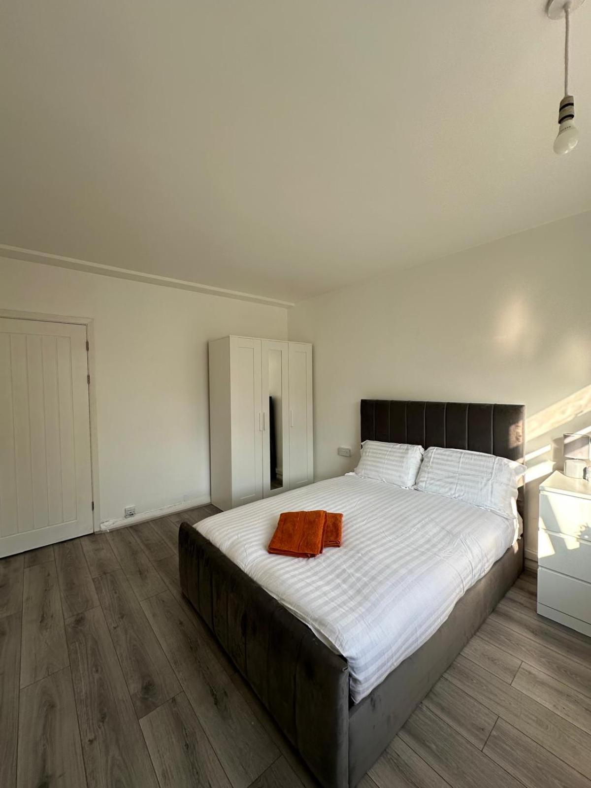 Modern In A 4 Bedroom Flat In London, Shared Bathroom! London