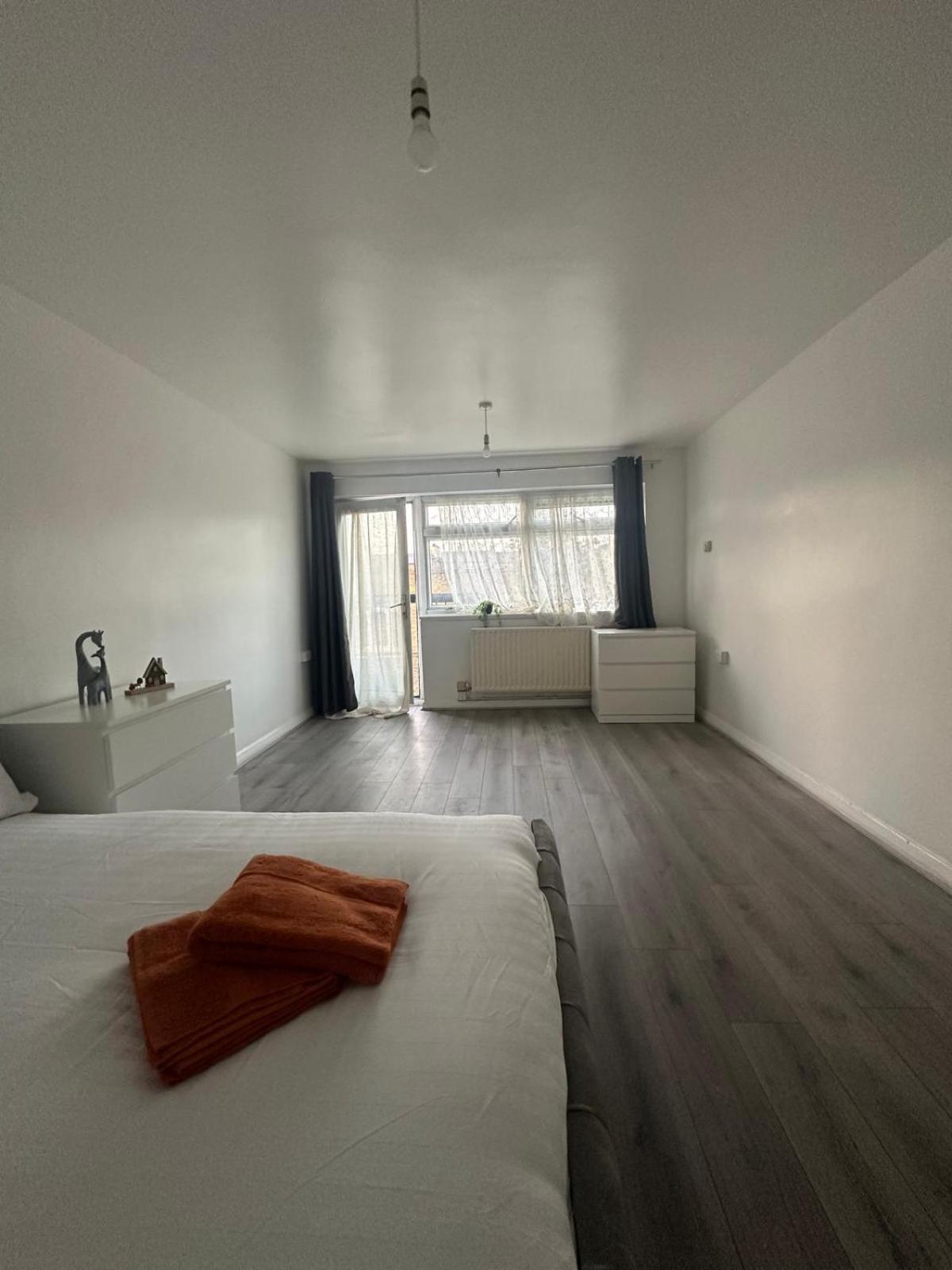 Modern In A 4 Bedroom Flat In London, Shared Bathroom! * London