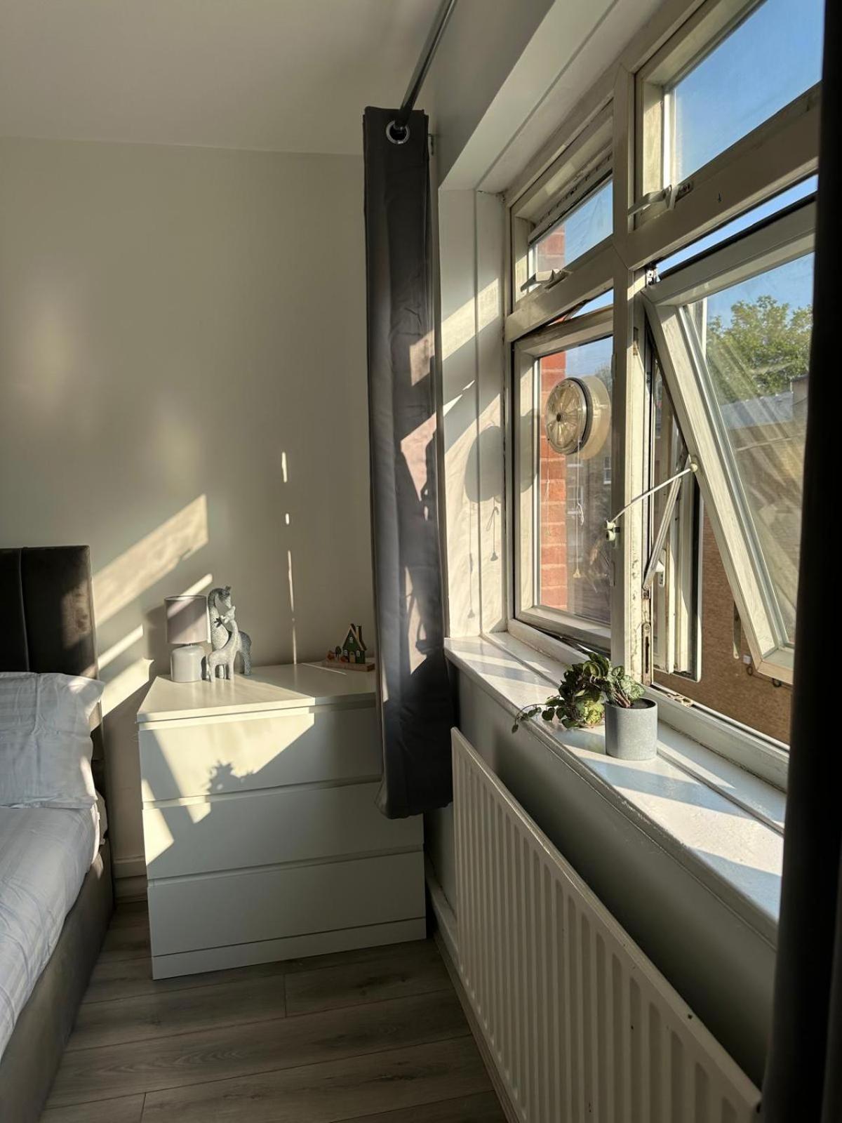 Modern In A 4 Bedroom Flat In London, Shared Bathroom!