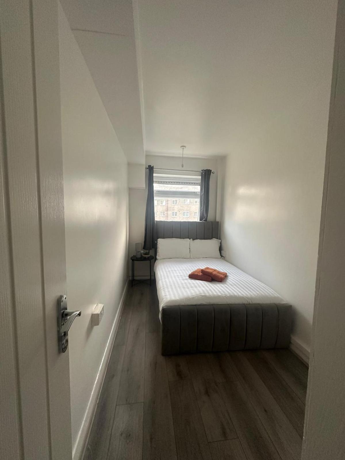Homestay Modern In A 4 Bedroom Flat In London, Shared Bathroom!