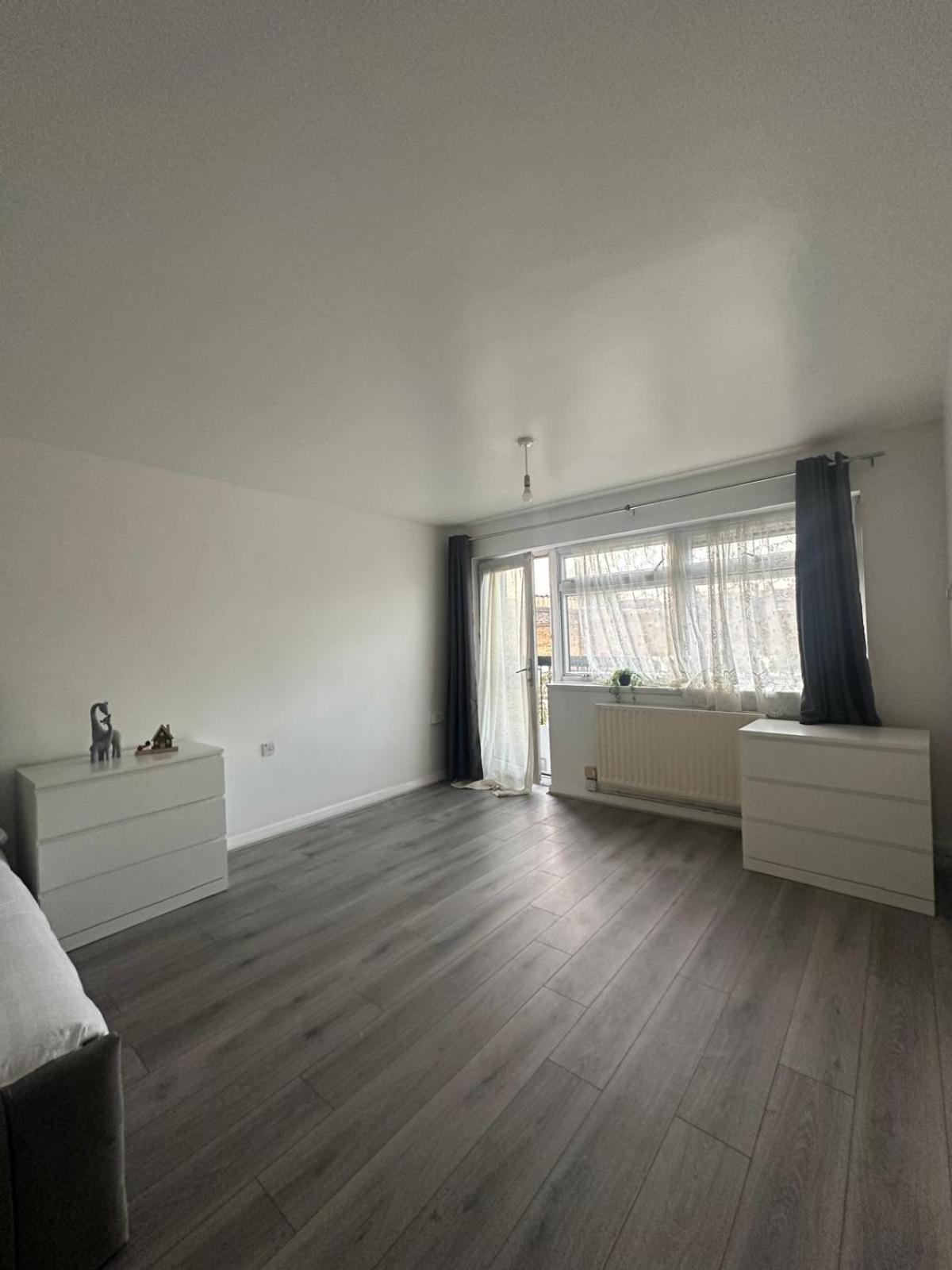 Modern In A 4 Bedroom Flat In London, Shared Bathroom! Homestay London