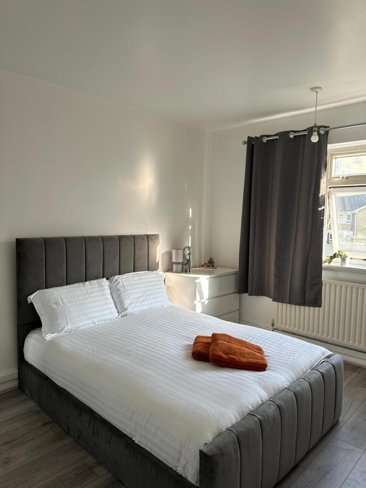 Modern In A 4 Bedroom Flat In London, Shared Bathroom! *