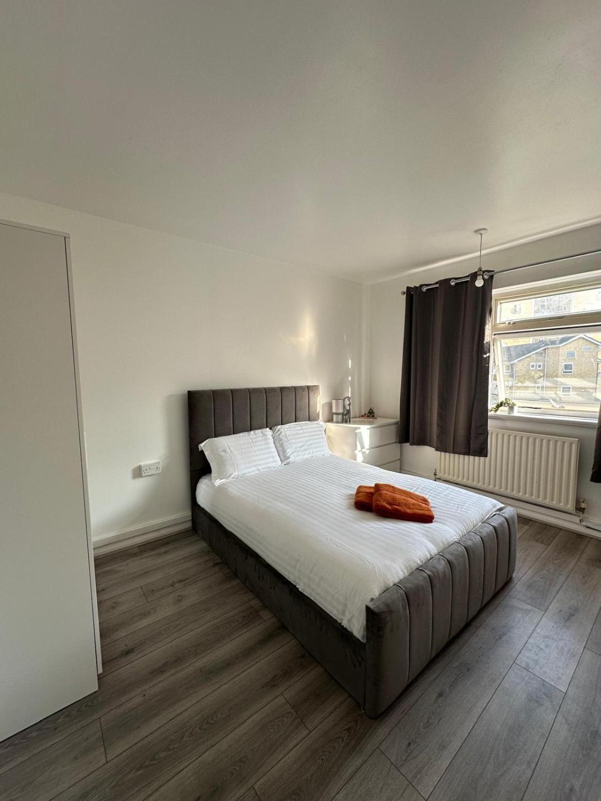 Modern In A 4 Bedroom Flat In London, Shared Bathroom! London