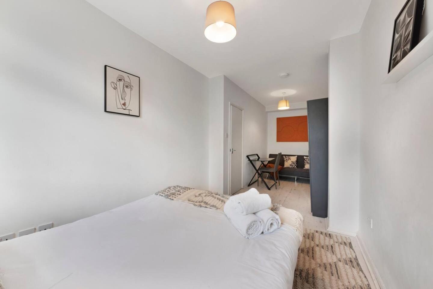 2 Bed Apartment- Finsbury Park Station B * Londres