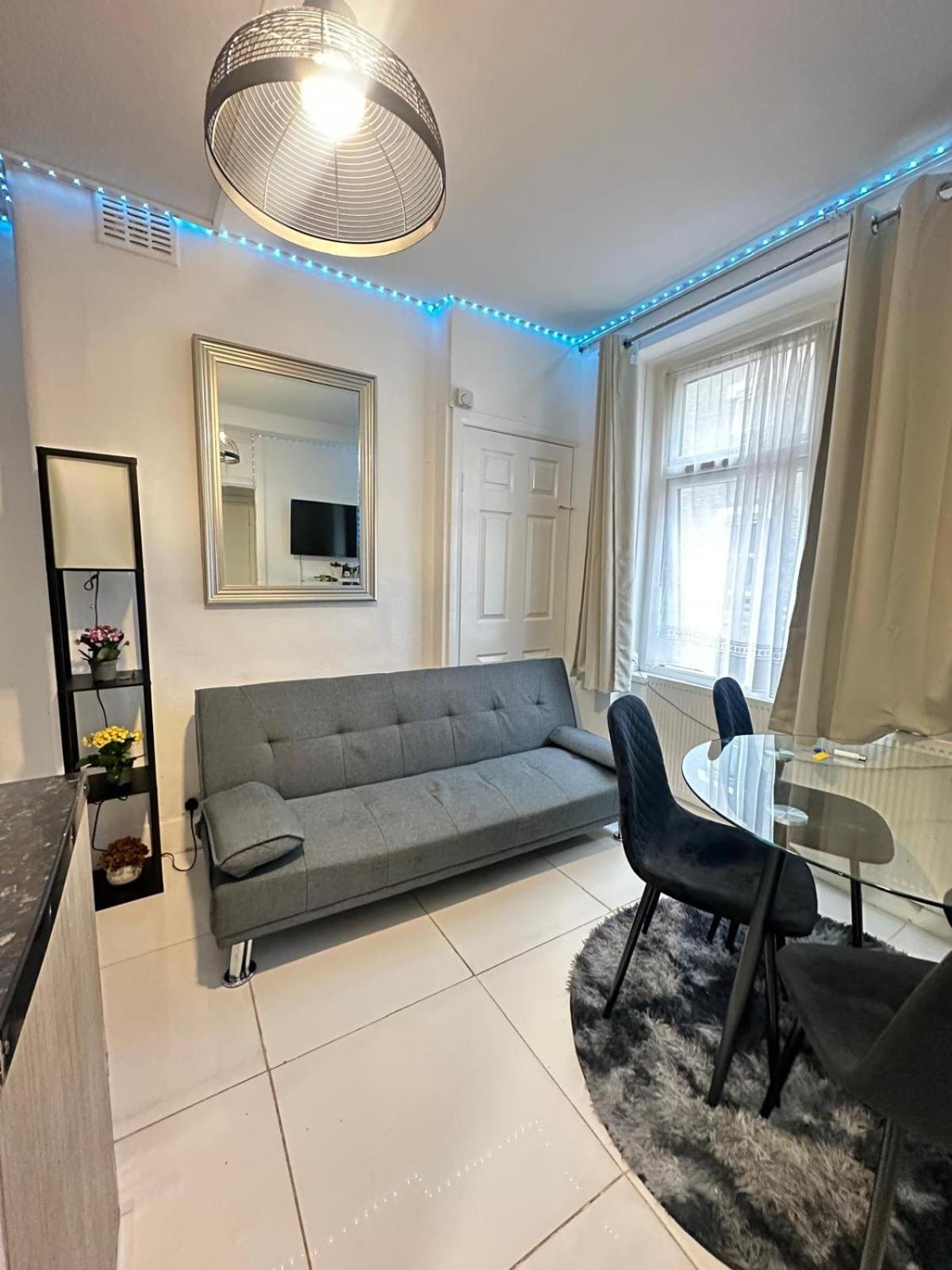 Ground Floor Mile 2 Bedroom Flat Londres