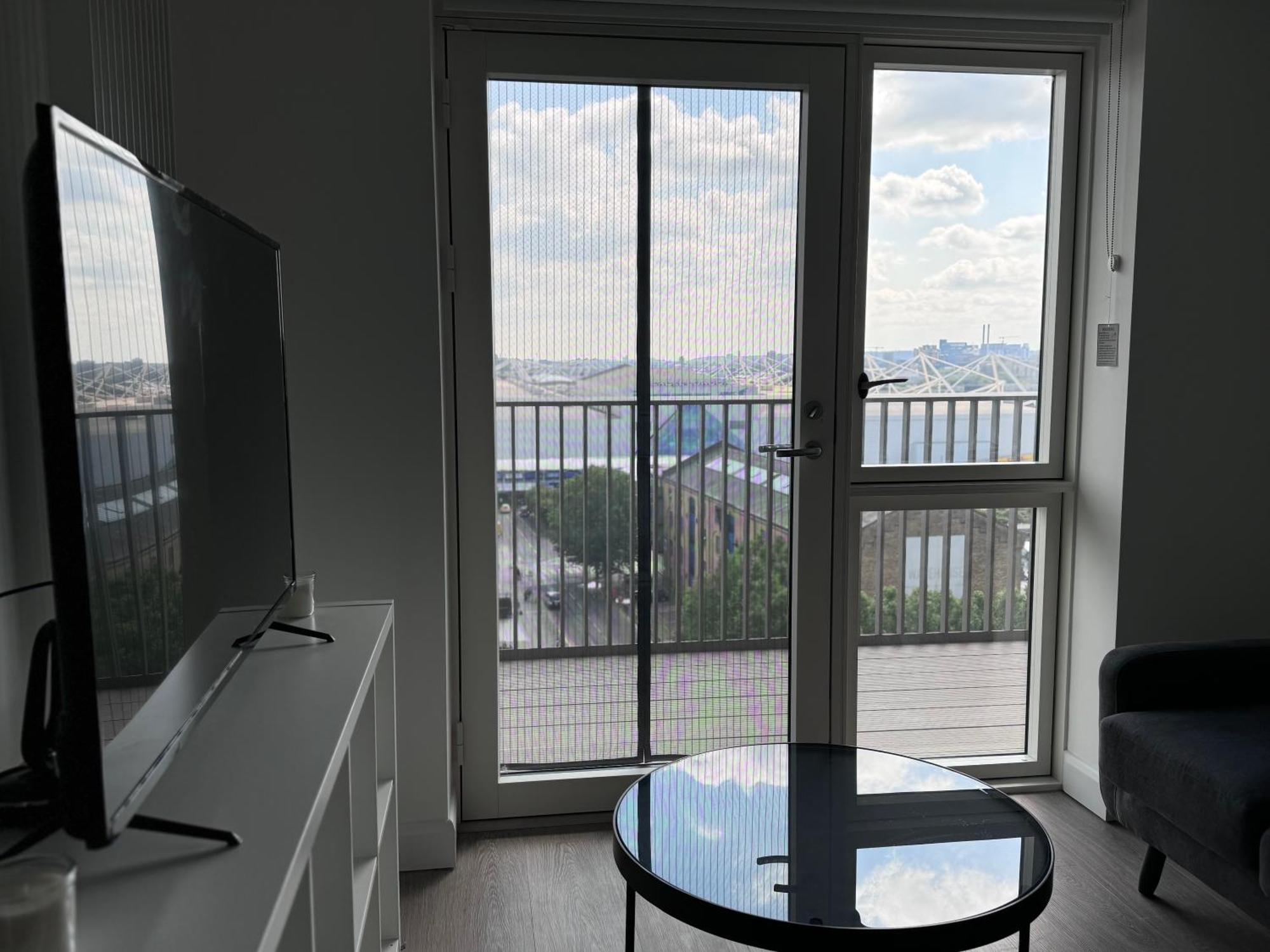 Modern Gem Near Excel & O2 Arena Balcony! Londres