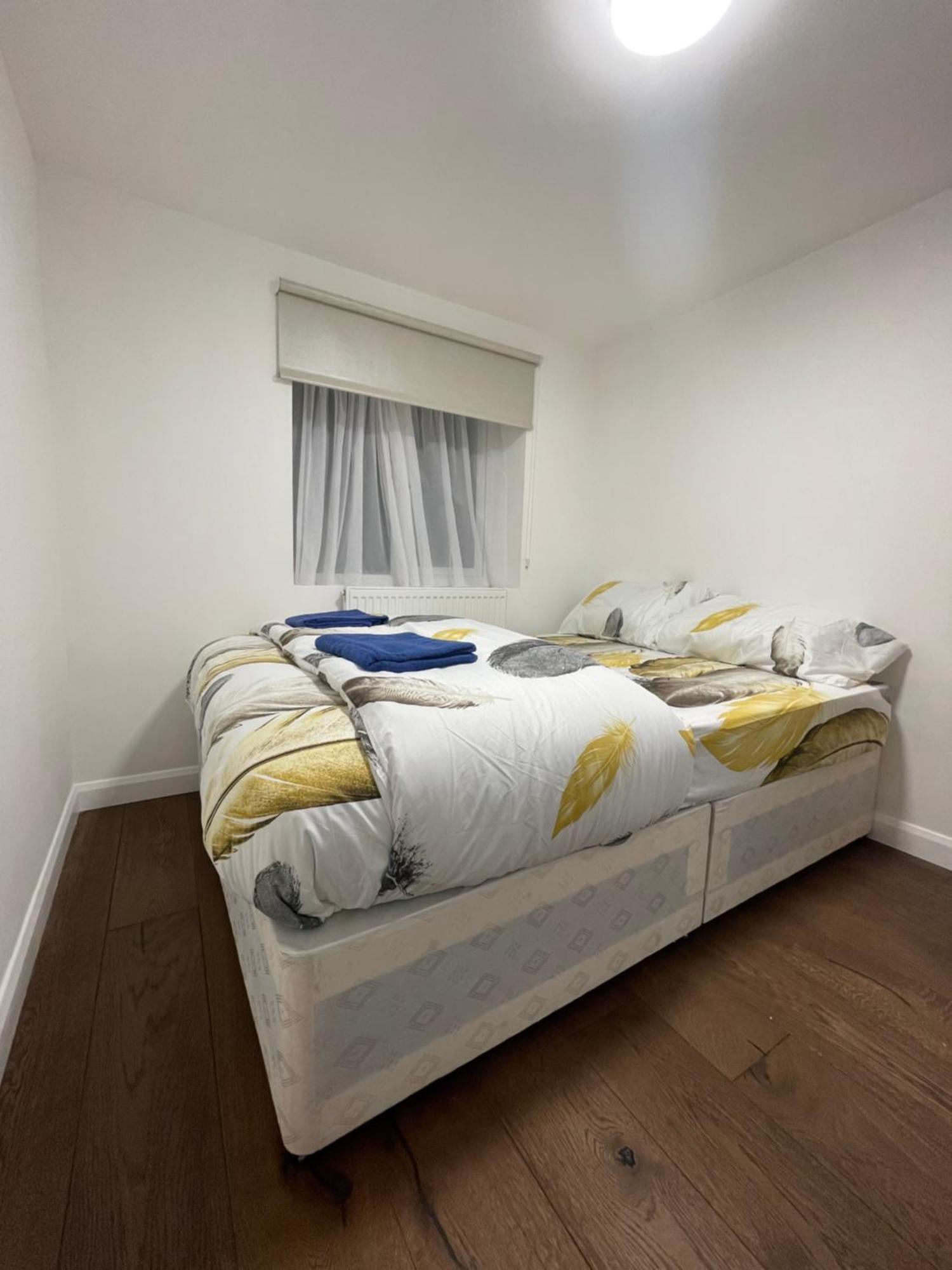 Two Bedroom Central Location Modern Flat Stratford Londres