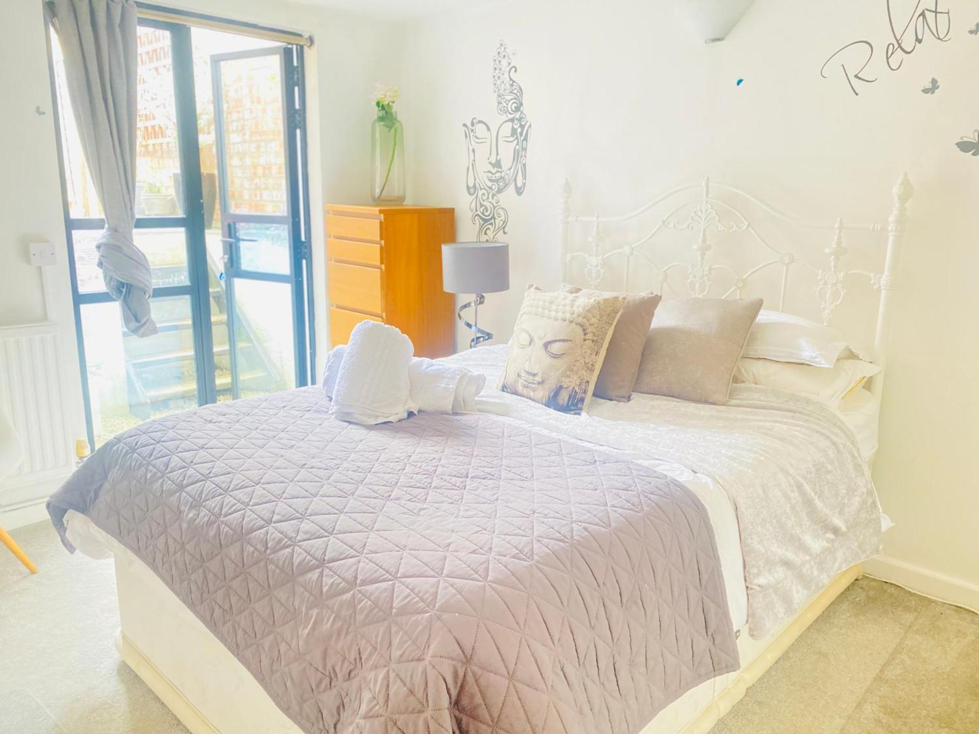 Stunning, Stylish Garden Flat In The Heart Of Wimbledon Londen