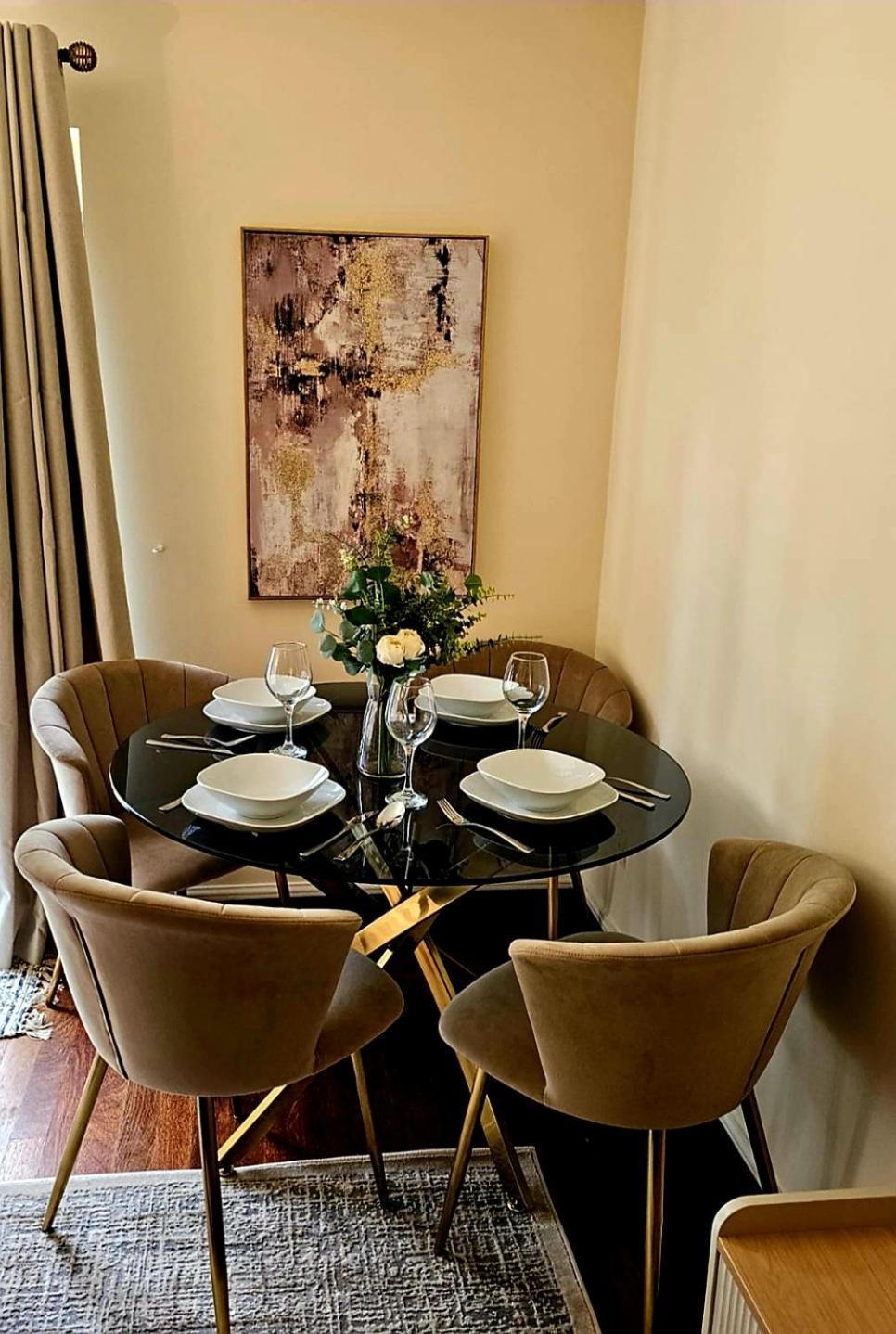 2 Bedroom Spacious In Apartment London