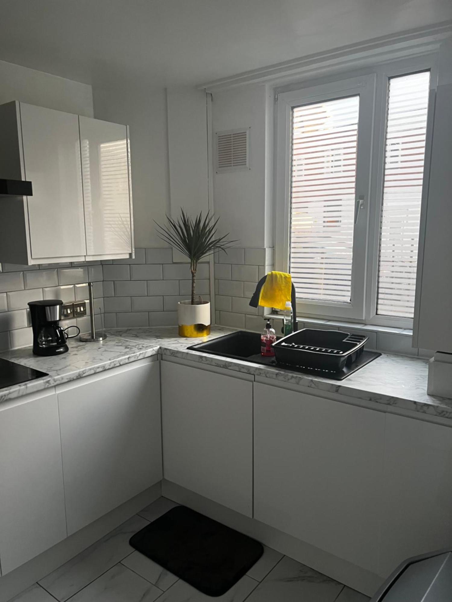 Stylish Near Excel London- Sleeps 4! *