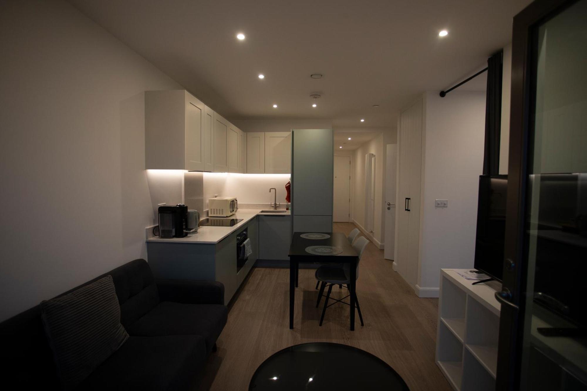 Modern Gem Near Excel & O2 Arena Balcony! *