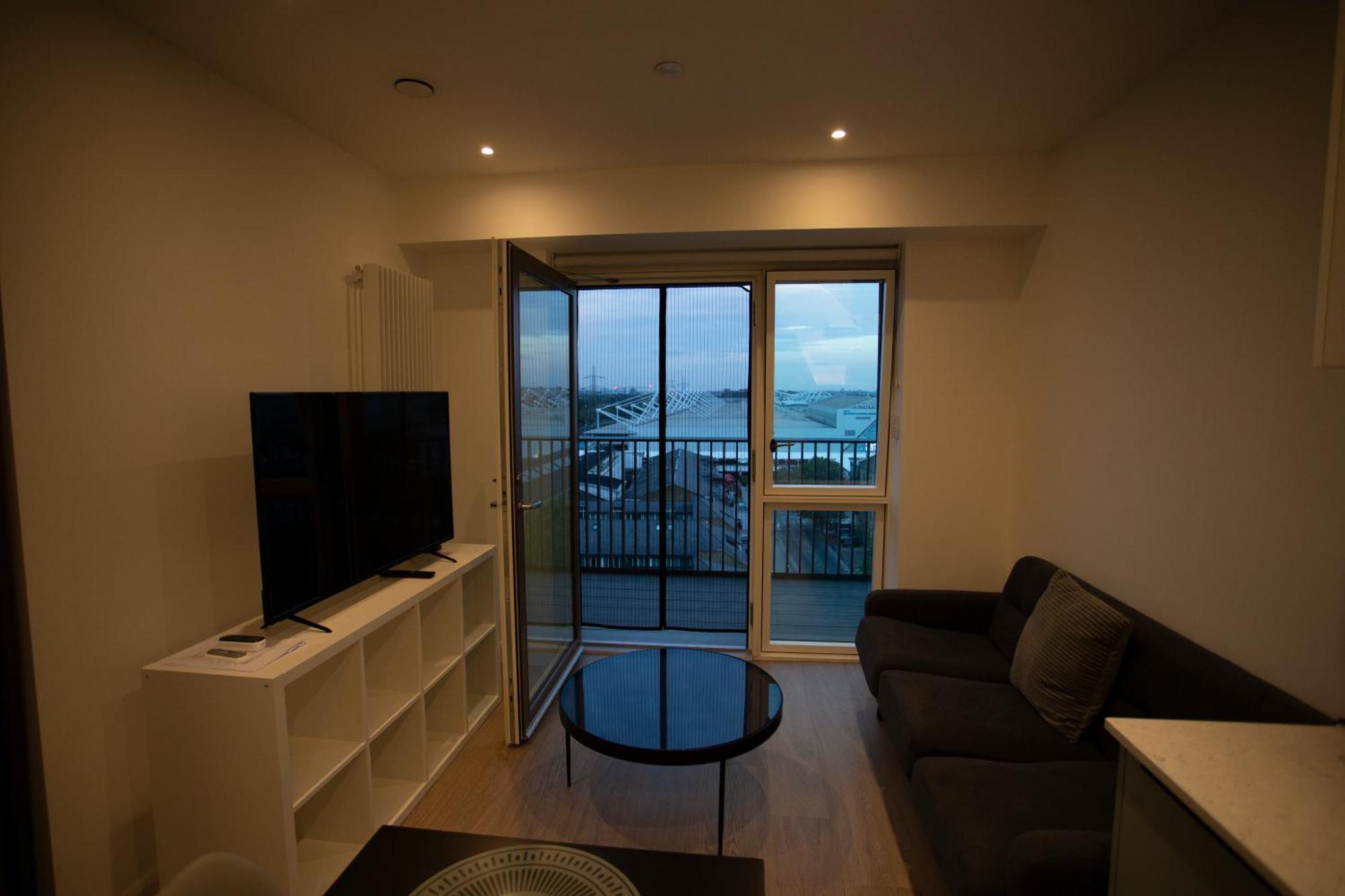 Modern Gem Near Excel & O2 Arena Balcony! Apartamento *