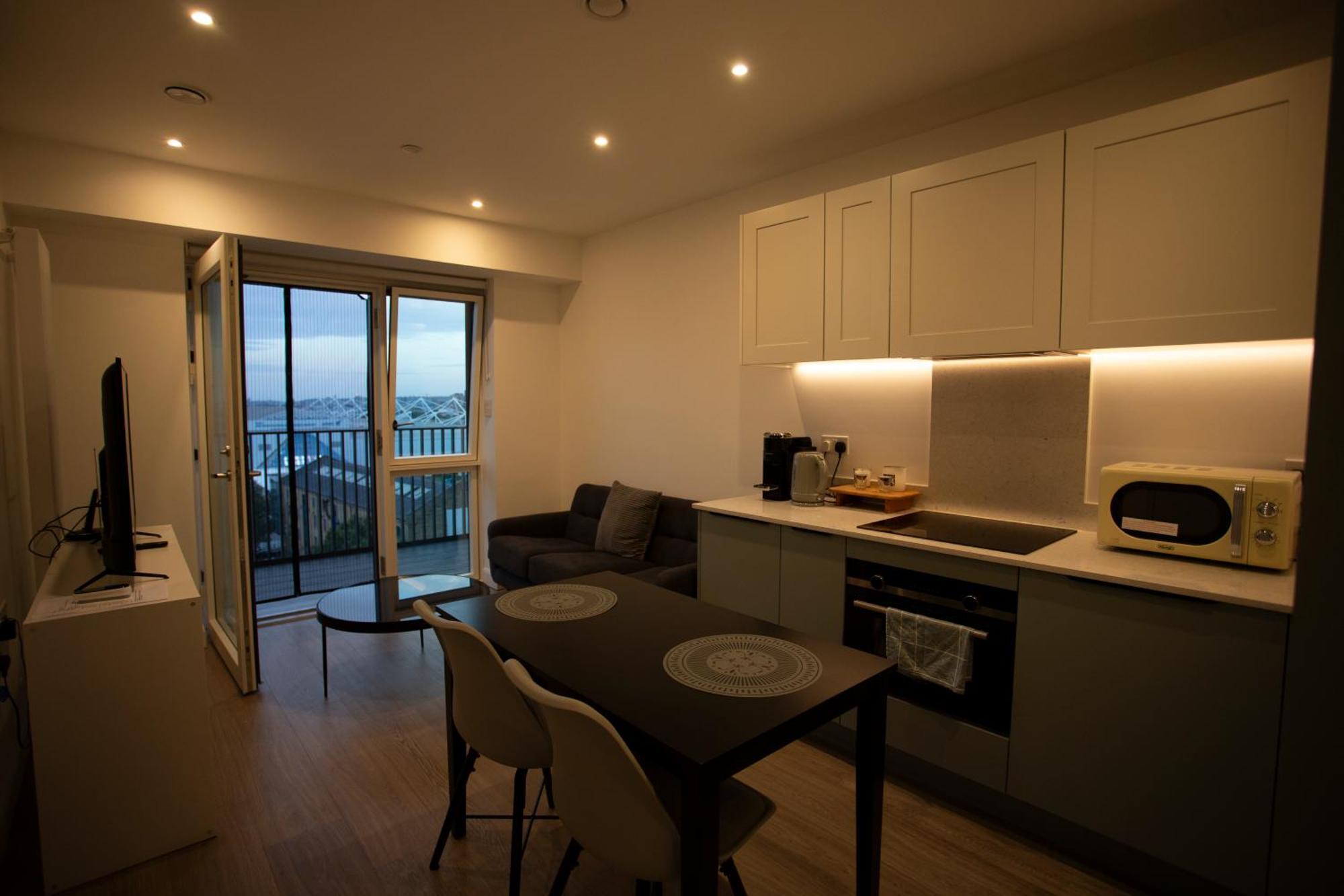 Modern Gem Near Excel & O2 Arena Balcony! Apartamento *