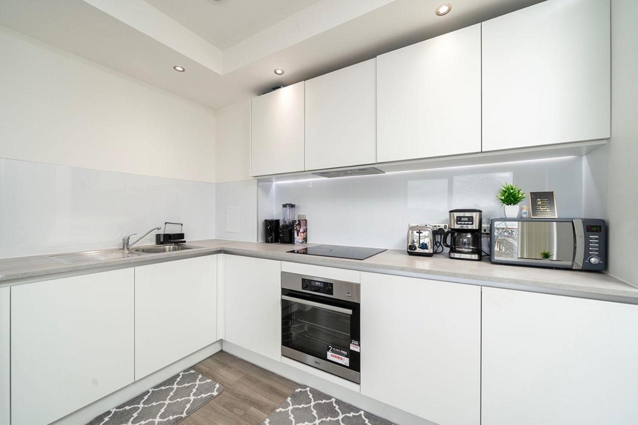 Deluxe Double Bed In Shared Near Canary Wharf, Airport & O2 Arena With Thames View * Londres